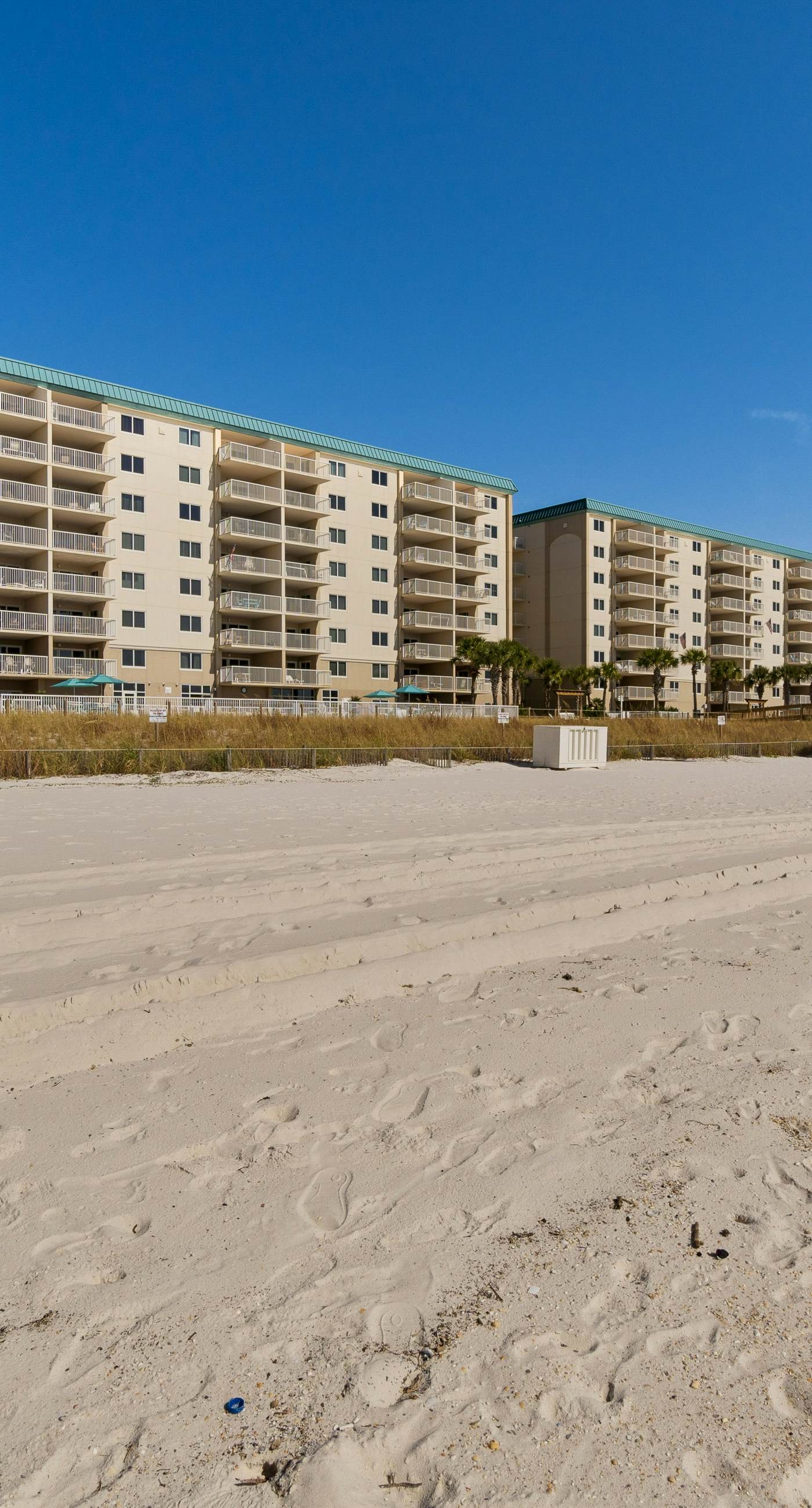 Gorgeous Oceanfront condo with washer/dryer, Gulf-front balcony & pool/hot tub