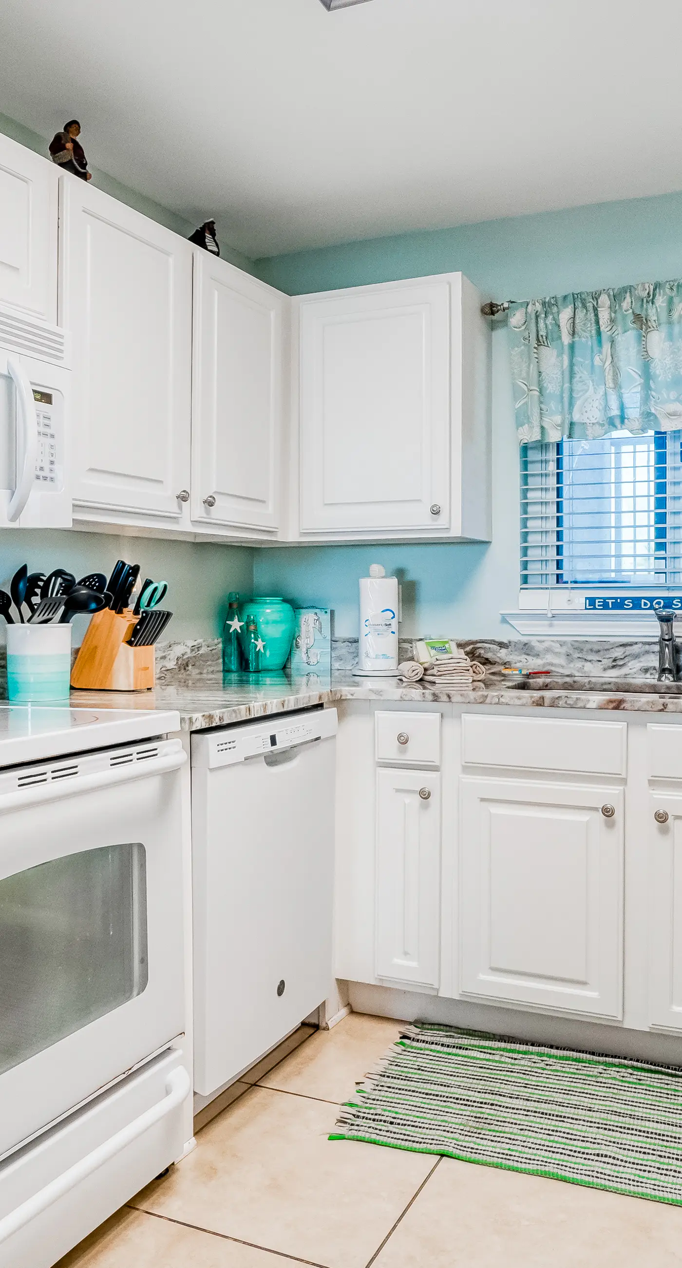 Gorgeous Oceanfront condo with washer/dryer, Gulf-front balcony & pool/hot tub