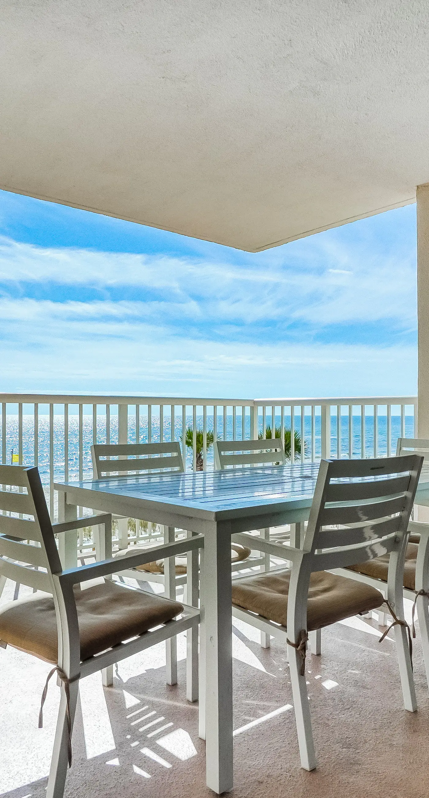 Gorgeous Oceanfront condo with washer/dryer, Gulf-front balcony & pool/hot tub