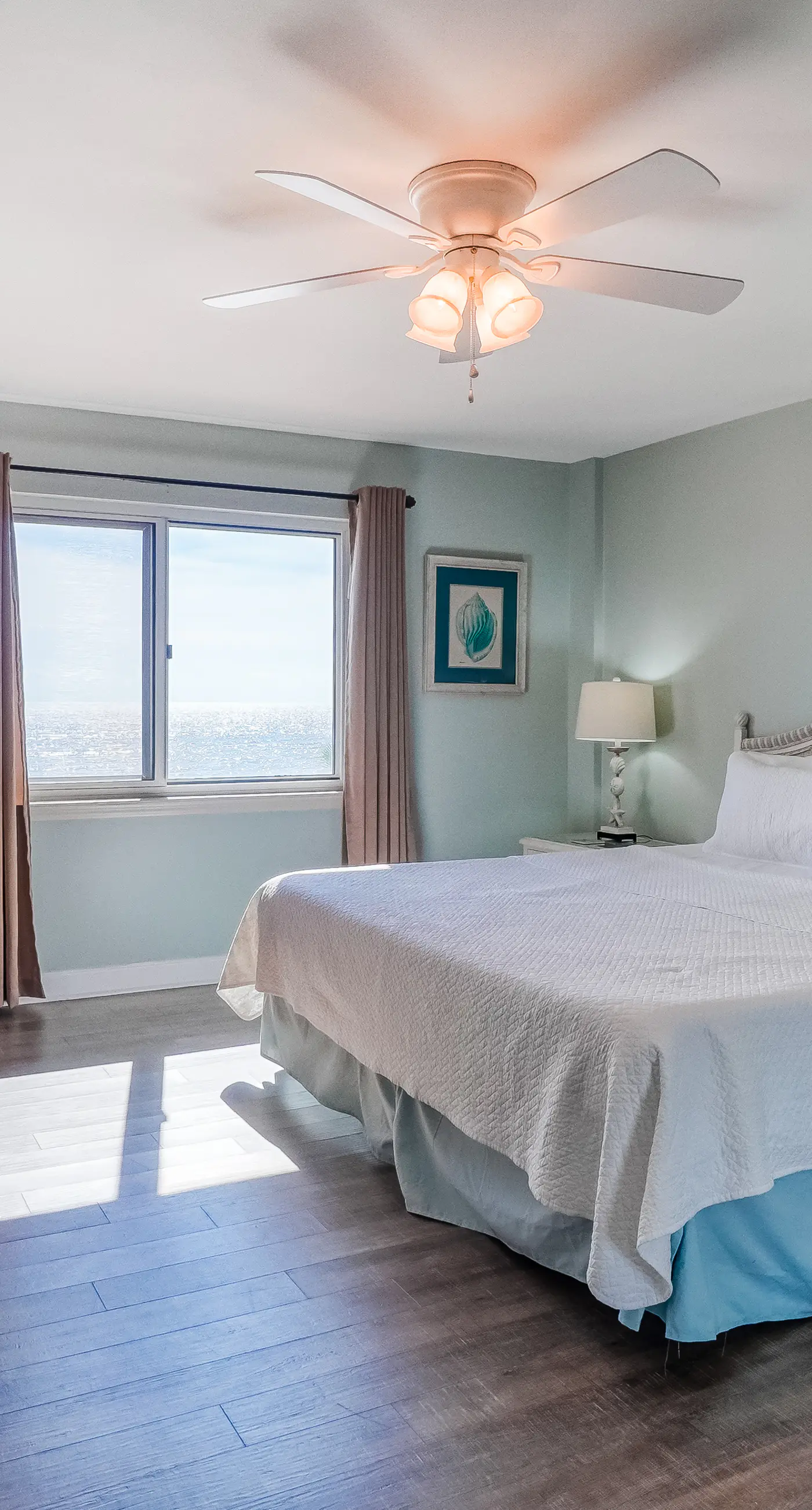 Gorgeous Oceanfront condo with washer/dryer, Gulf-front balcony & pool/hot tub