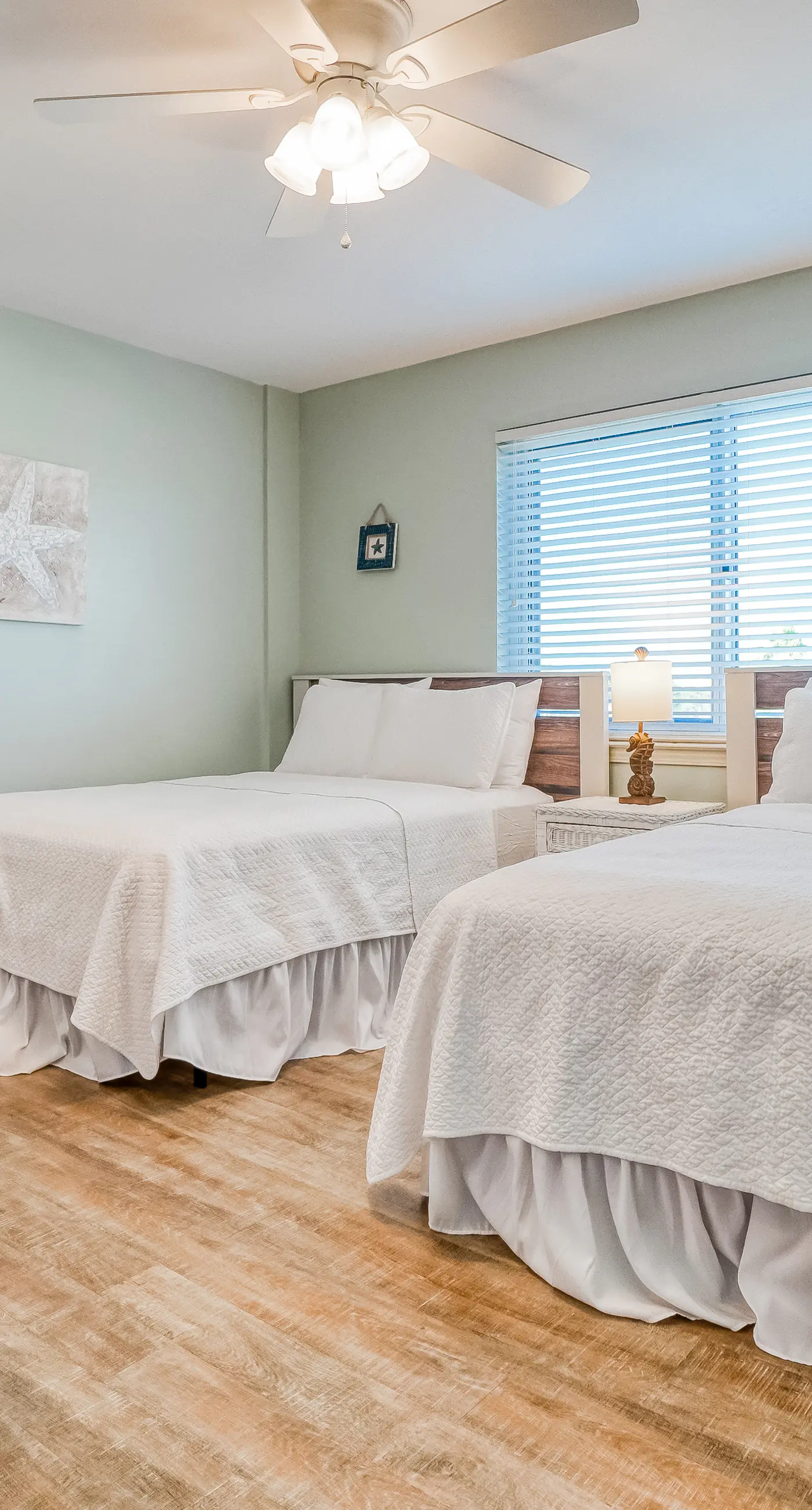 Gorgeous Oceanfront condo with washer/dryer, Gulf-front balcony & pool/hot tub