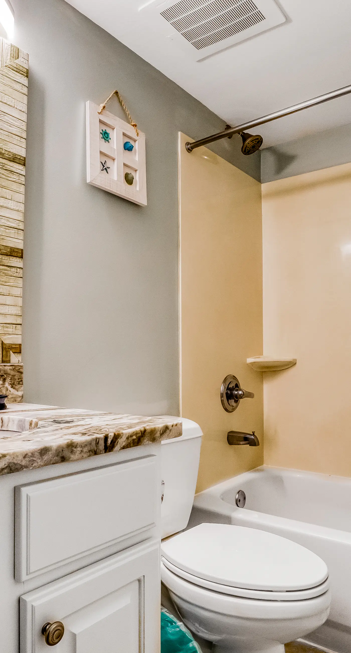 Gorgeous Oceanfront condo with washer/dryer, Gulf-front balcony & pool/hot tub