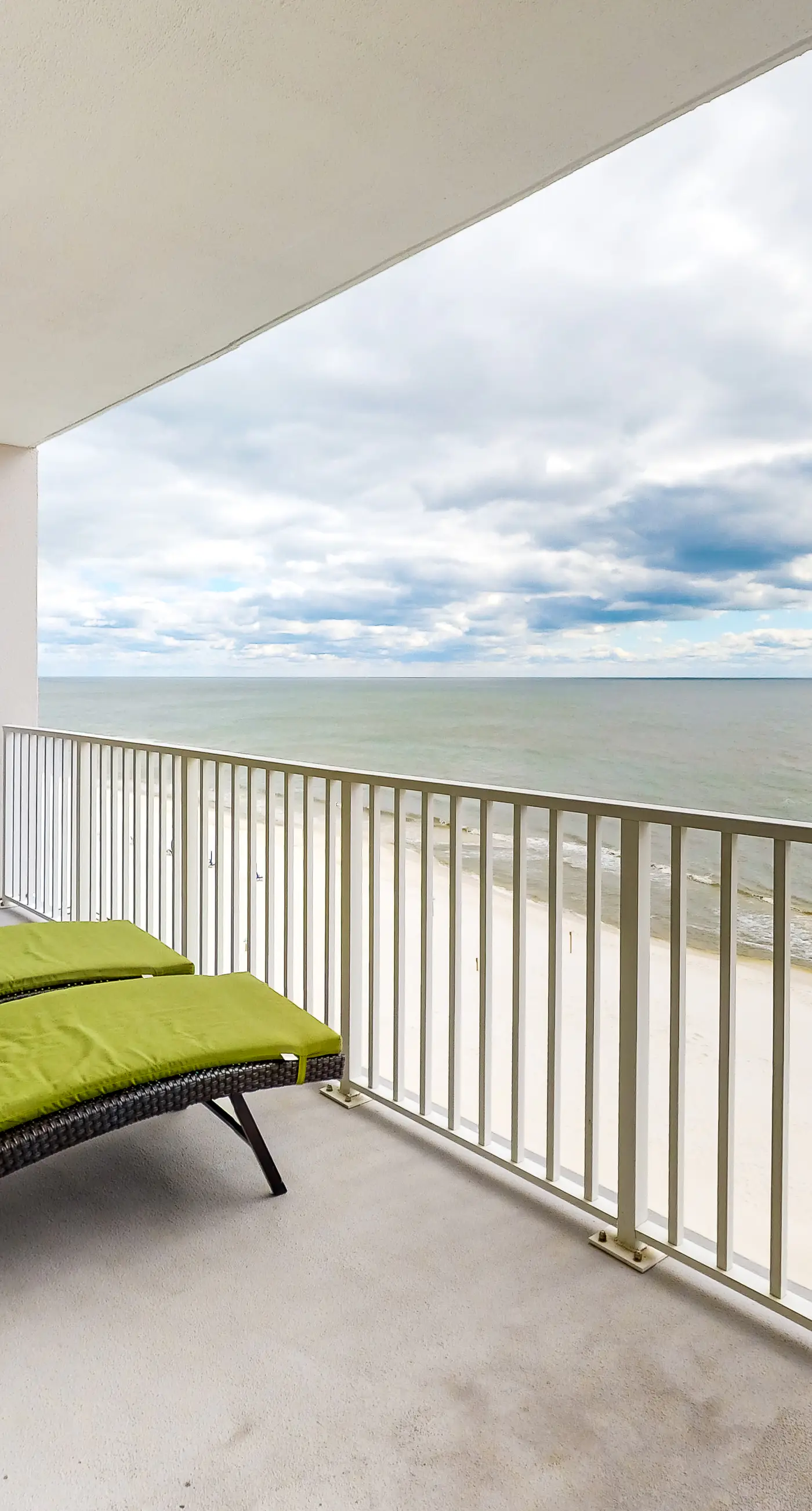 Inviting Gulf-front condo In Perdido Key with waterfront pool/hot tub and oceanfront balcony