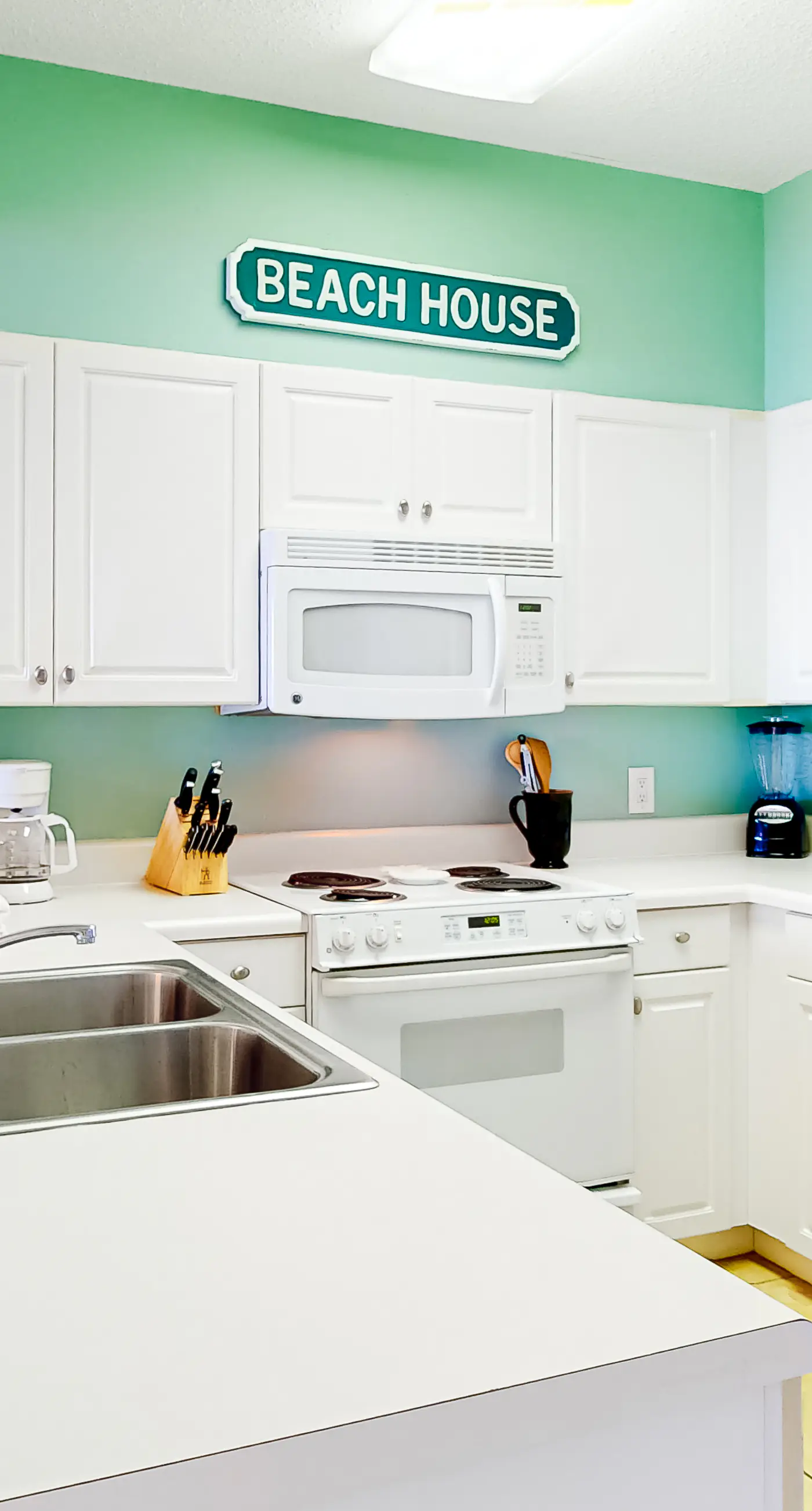 Inviting Gulf-front condo In Perdido Key with waterfront pool/hot tub and oceanfront balcony