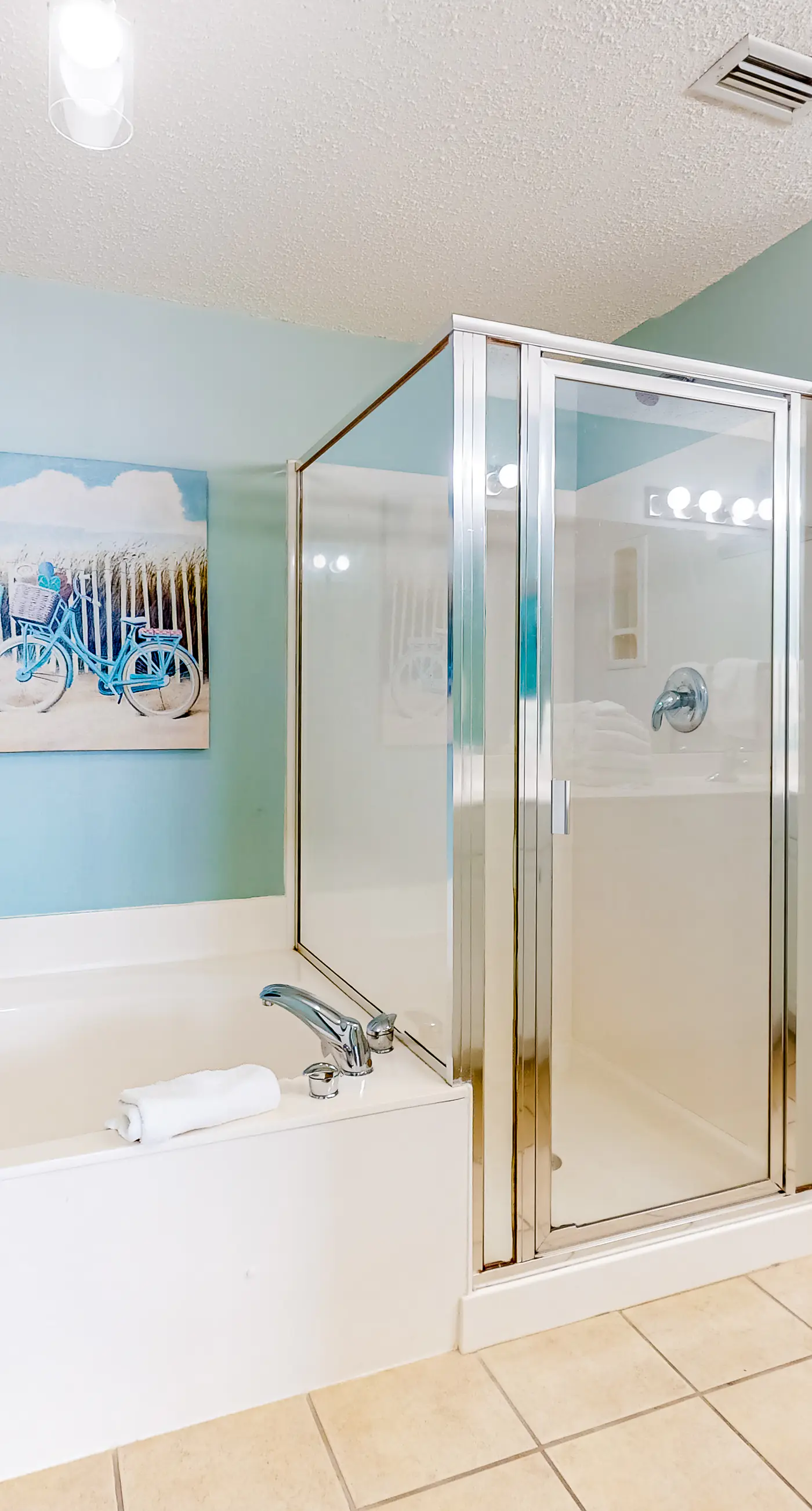 Inviting Gulf-front condo In Perdido Key with waterfront pool/hot tub and oceanfront balcony