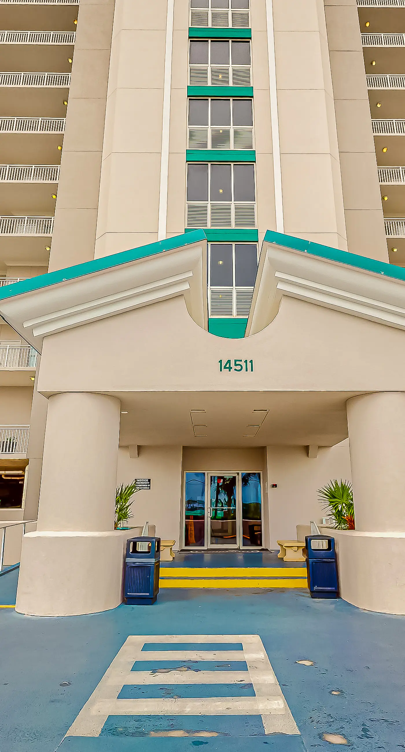 Inviting Gulf-front condo In Perdido Key with waterfront pool/hot tub and oceanfront balcony