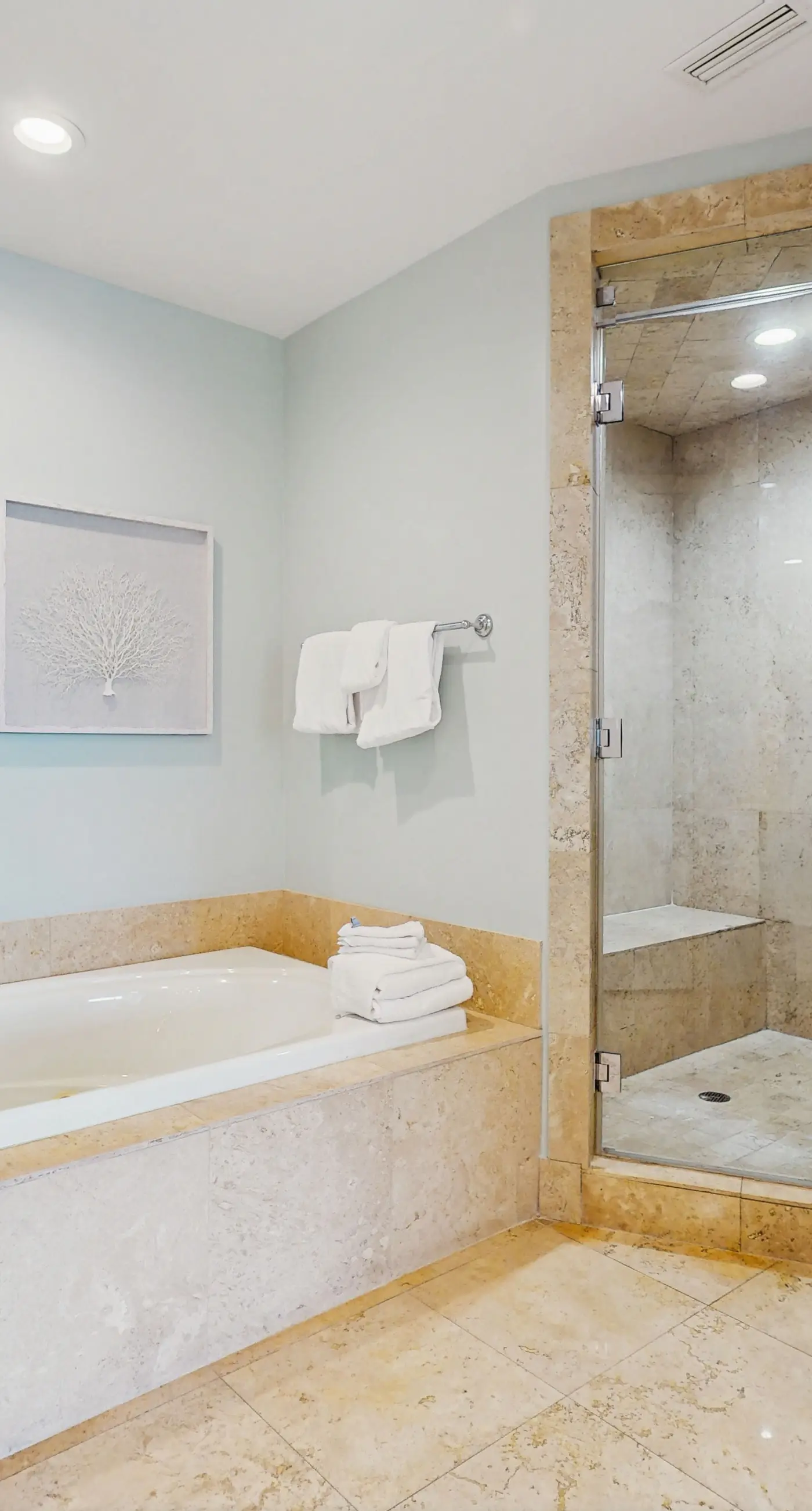Beachfront 10th-floor condo with Gulf view, pool, gym, & balcony