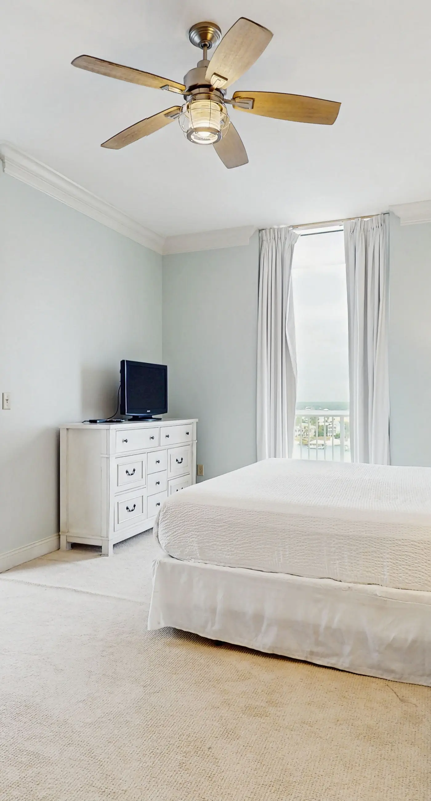 Beachfront 10th-floor condo with Gulf view, pool, gym, & balcony