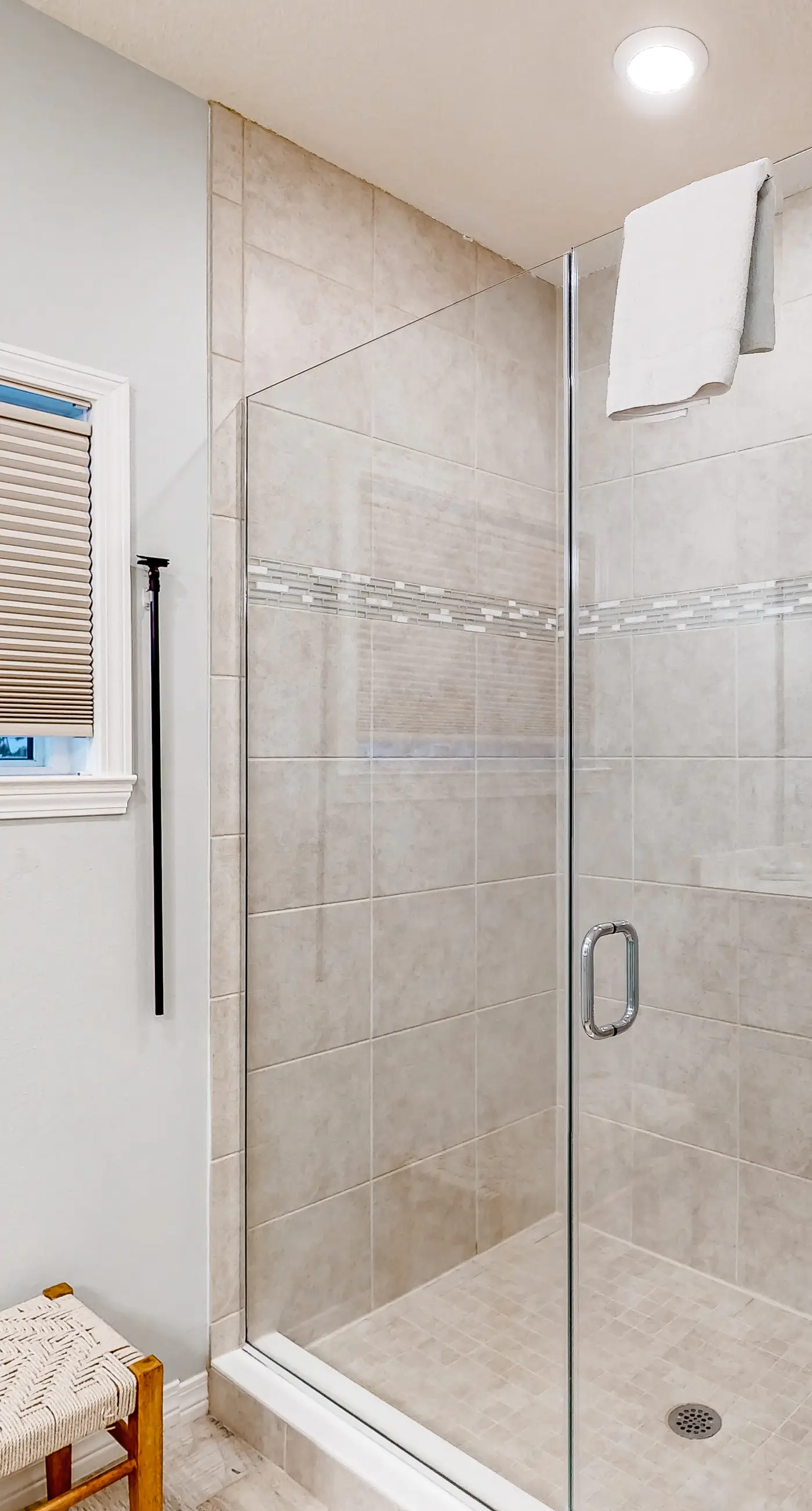 Beautiful & open home with enclosed porch, game room, W/D - beach & pool access