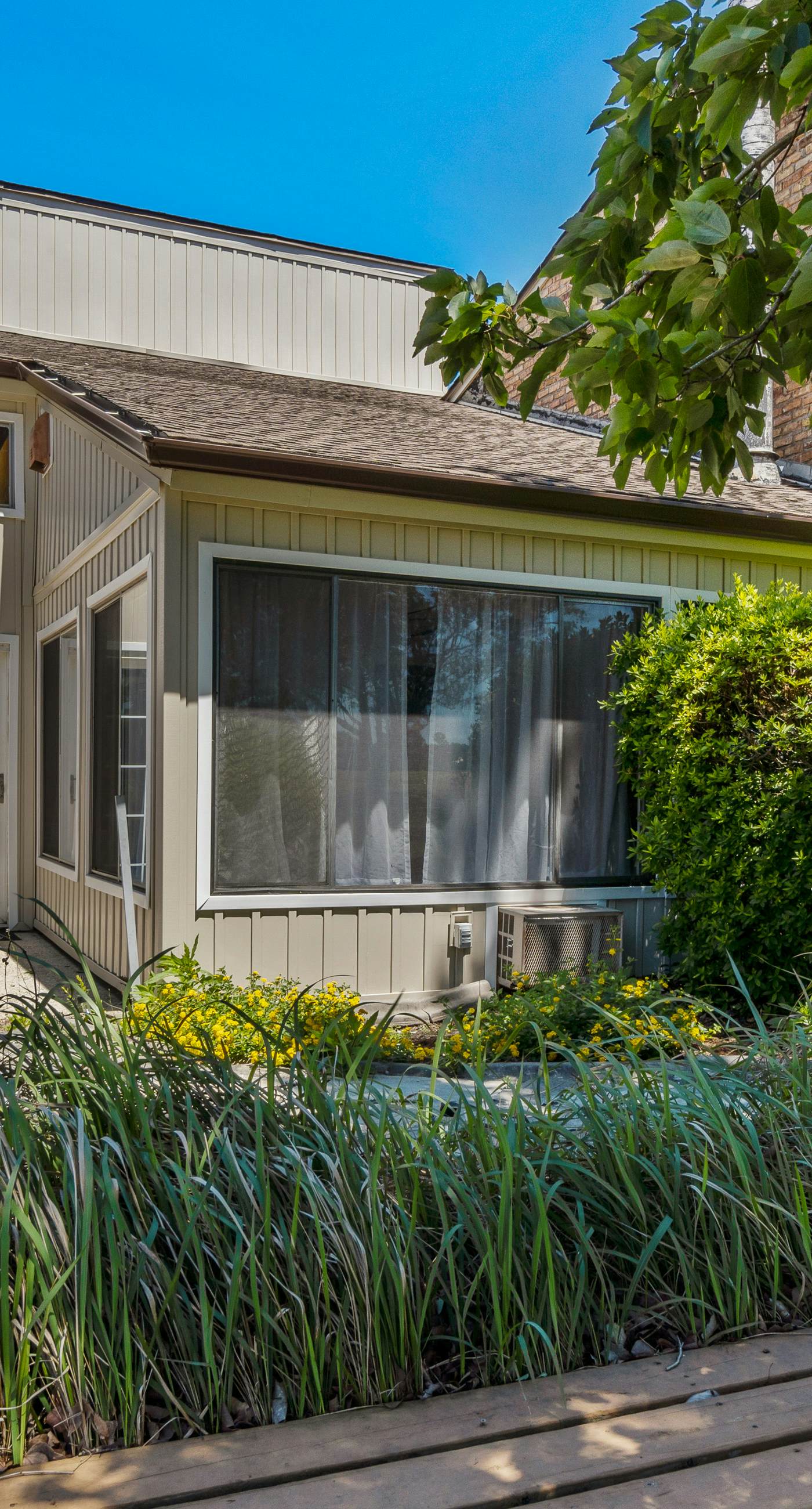 Dog-friendly coastal townhome with golf course views, patios, & washer/dryer