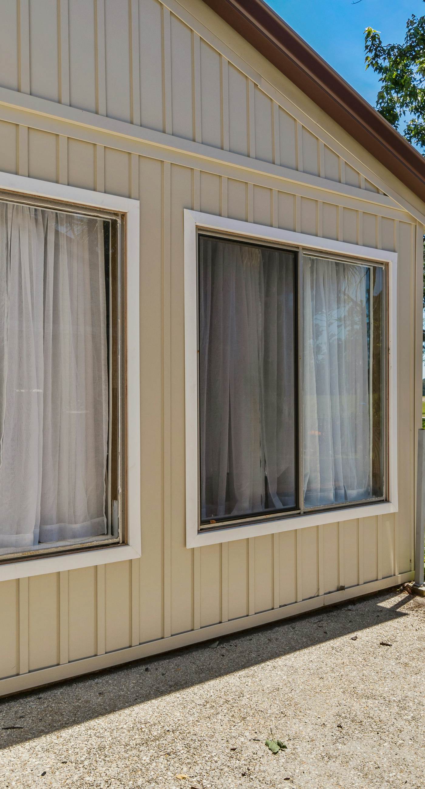 Dog-friendly coastal townhome with golf course views, patios, & washer/dryer