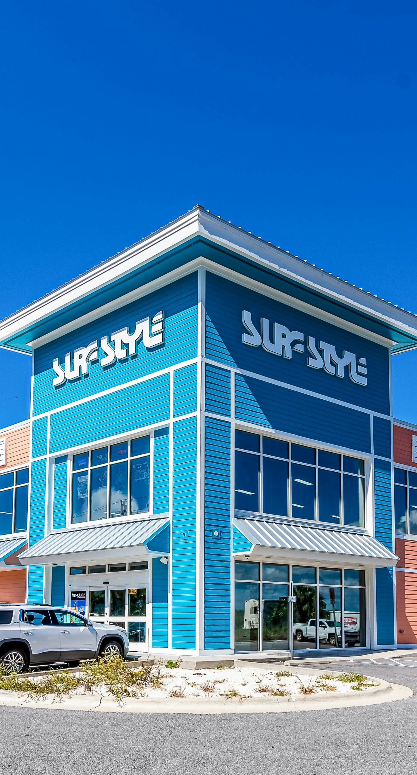 Dog-friendly coastal townhome with golf course views, patios, & washer/dryer