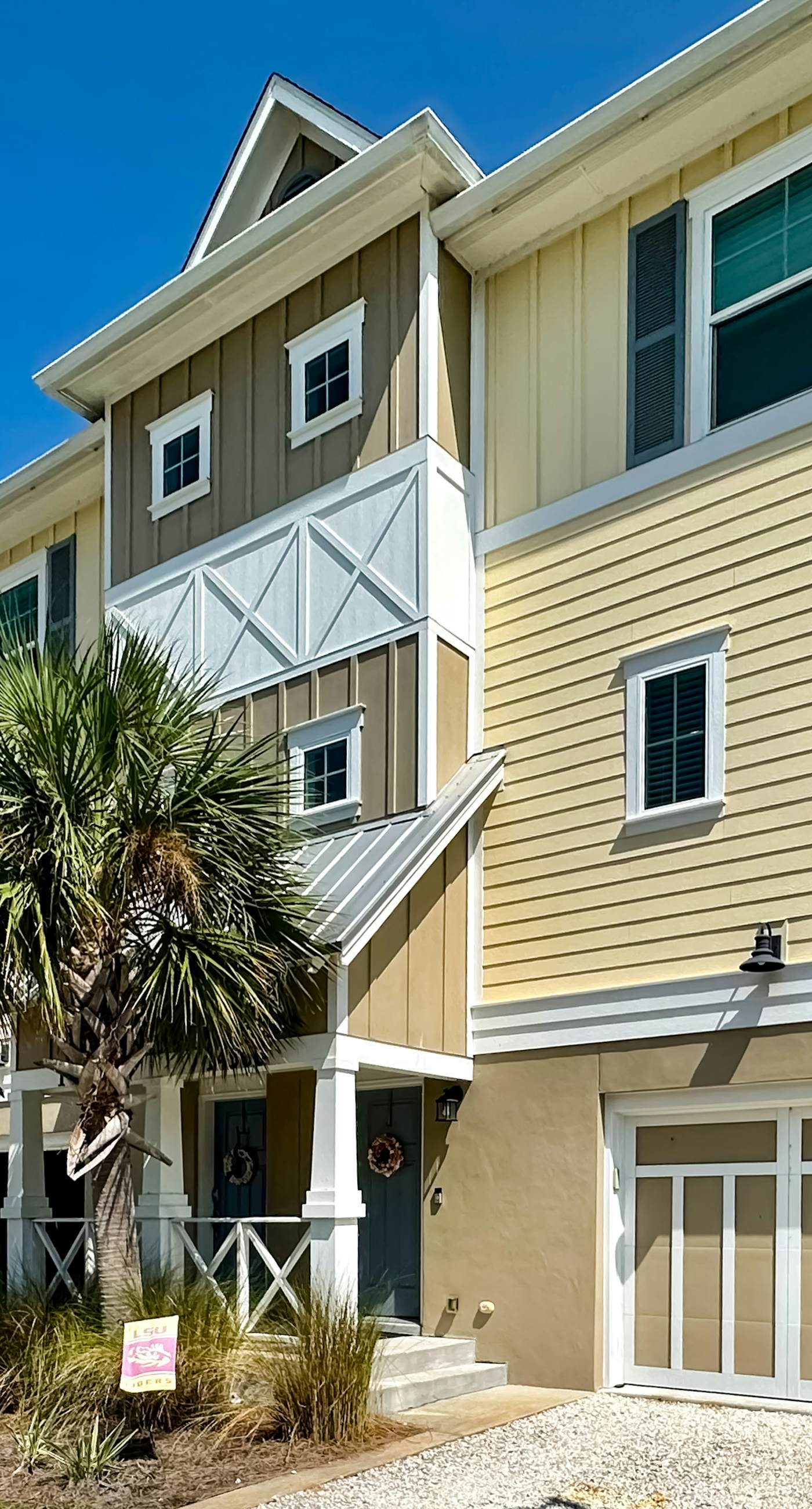 Dog-friendly townhouse with private beach, hot tub, pool, tennis, golf, gym, AC