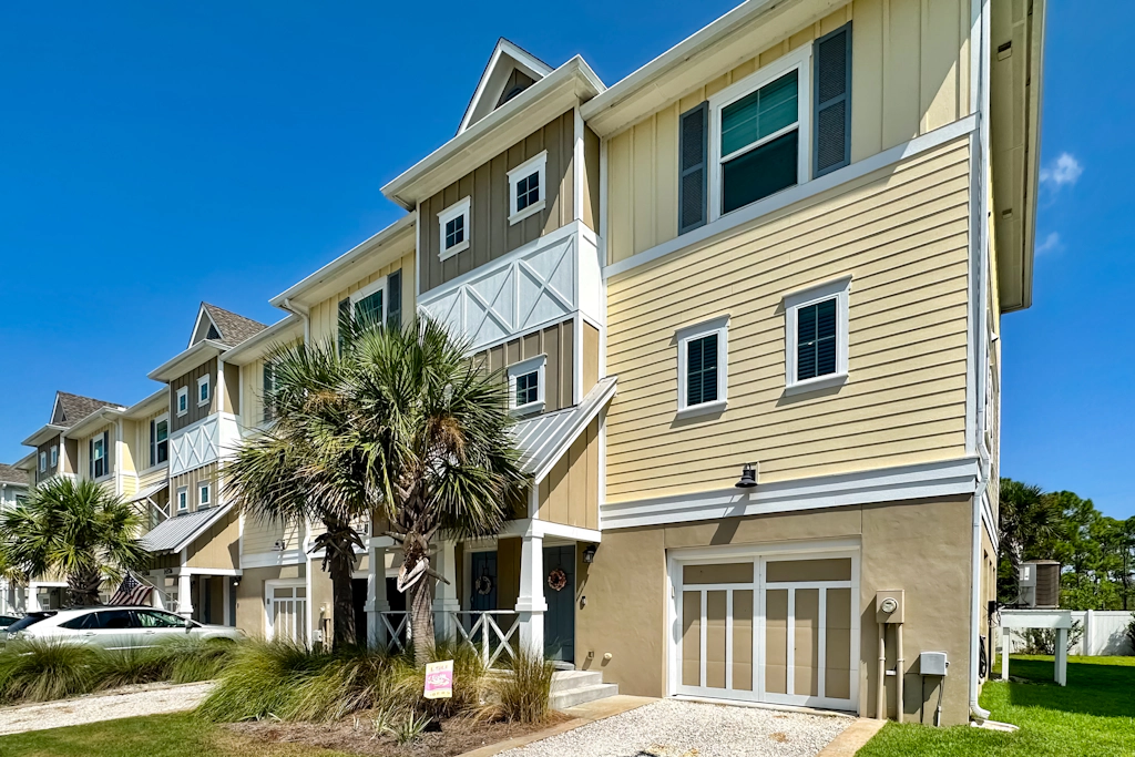 Dog-friendly townhouse with private beach, hot tub, pool, tennis, golf, gym, AC
