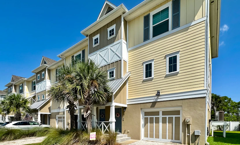 Dog-friendly townhouse with private beach, hot tub, pool, tennis, golf, gym, AC