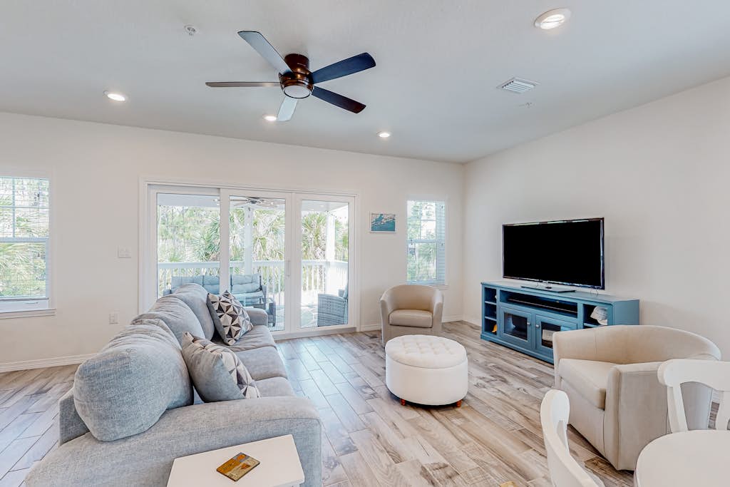 Dog-friendly townhouse with private beach, hot tub, pool, tennis, golf, gym, AC