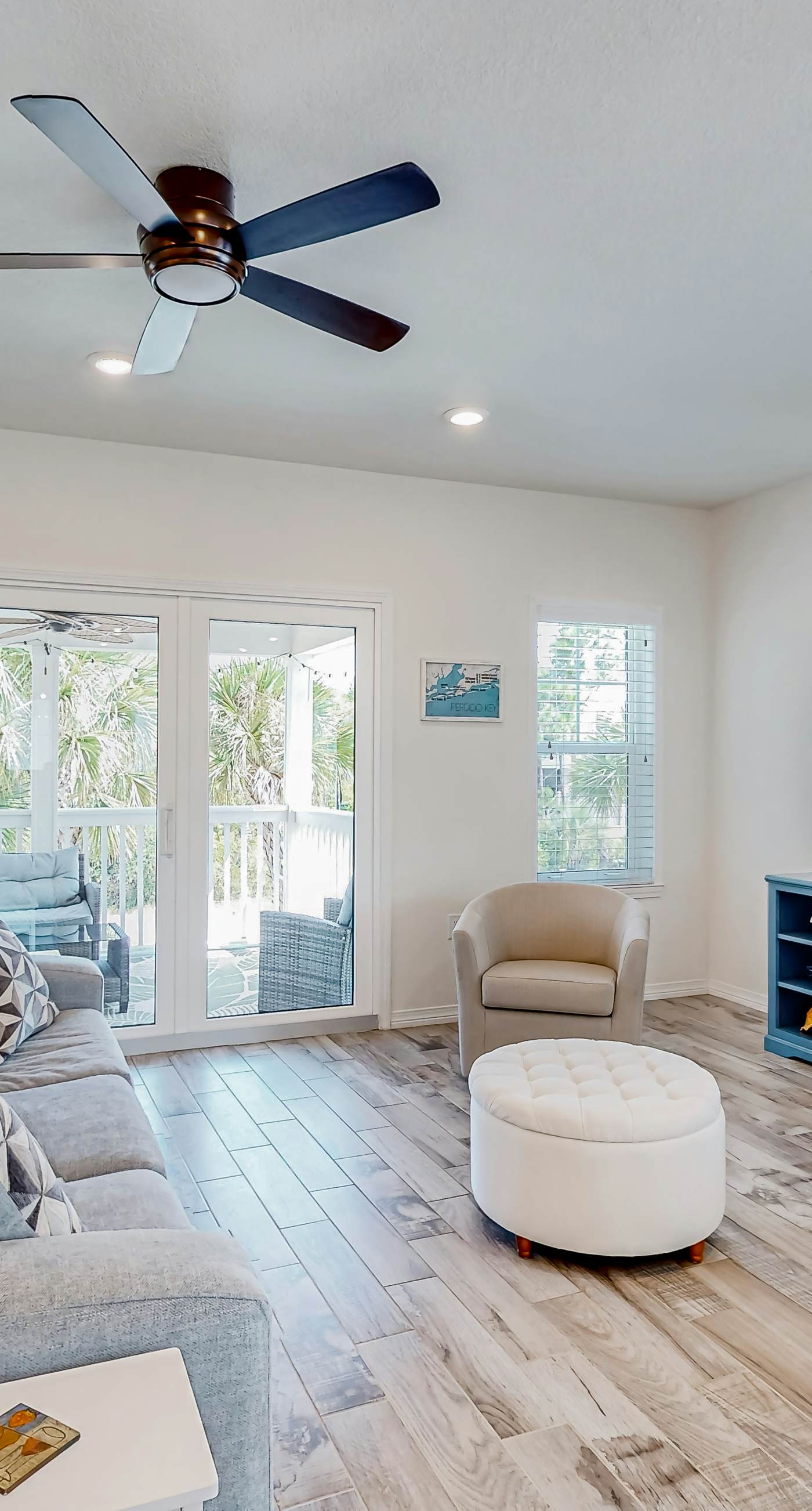 Dog-friendly townhouse with private beach, hot tub, pool, tennis, golf, gym, AC