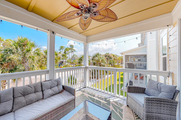 Dog-friendly townhouse with private beach, hot tub, pool, tennis, golf, gym, AC