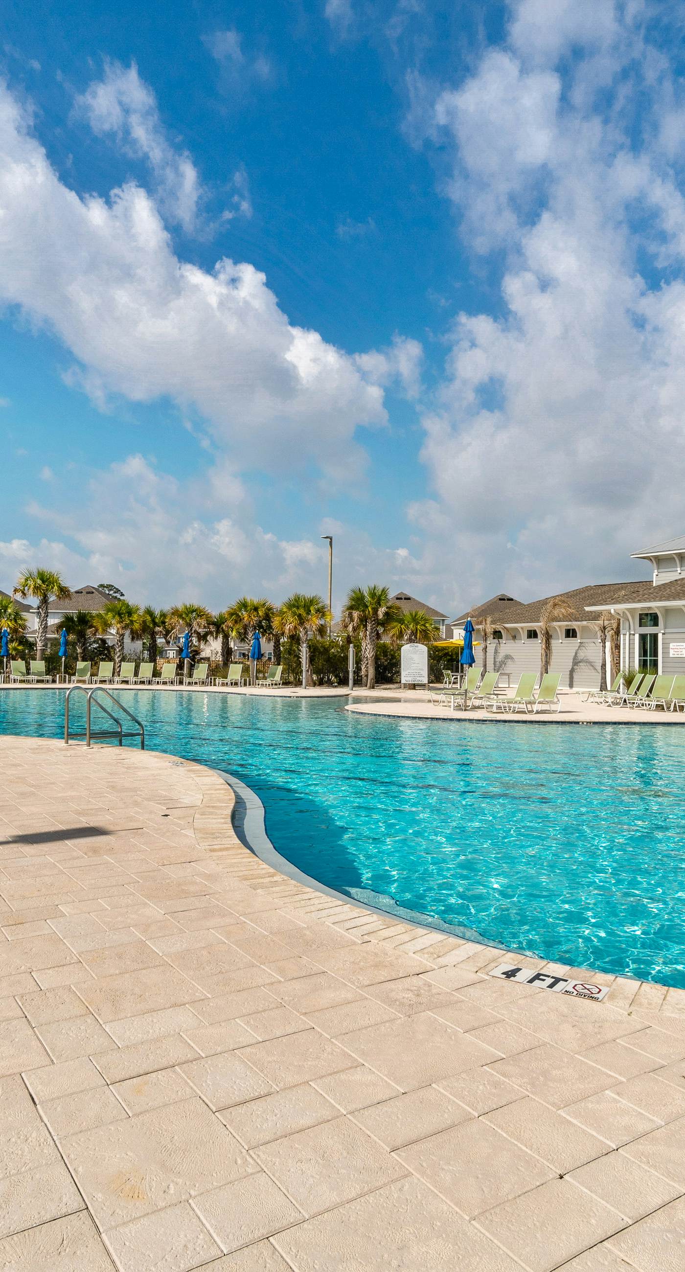 Dog-friendly townhouse with private beach, hot tub, pool, tennis, golf, gym, AC