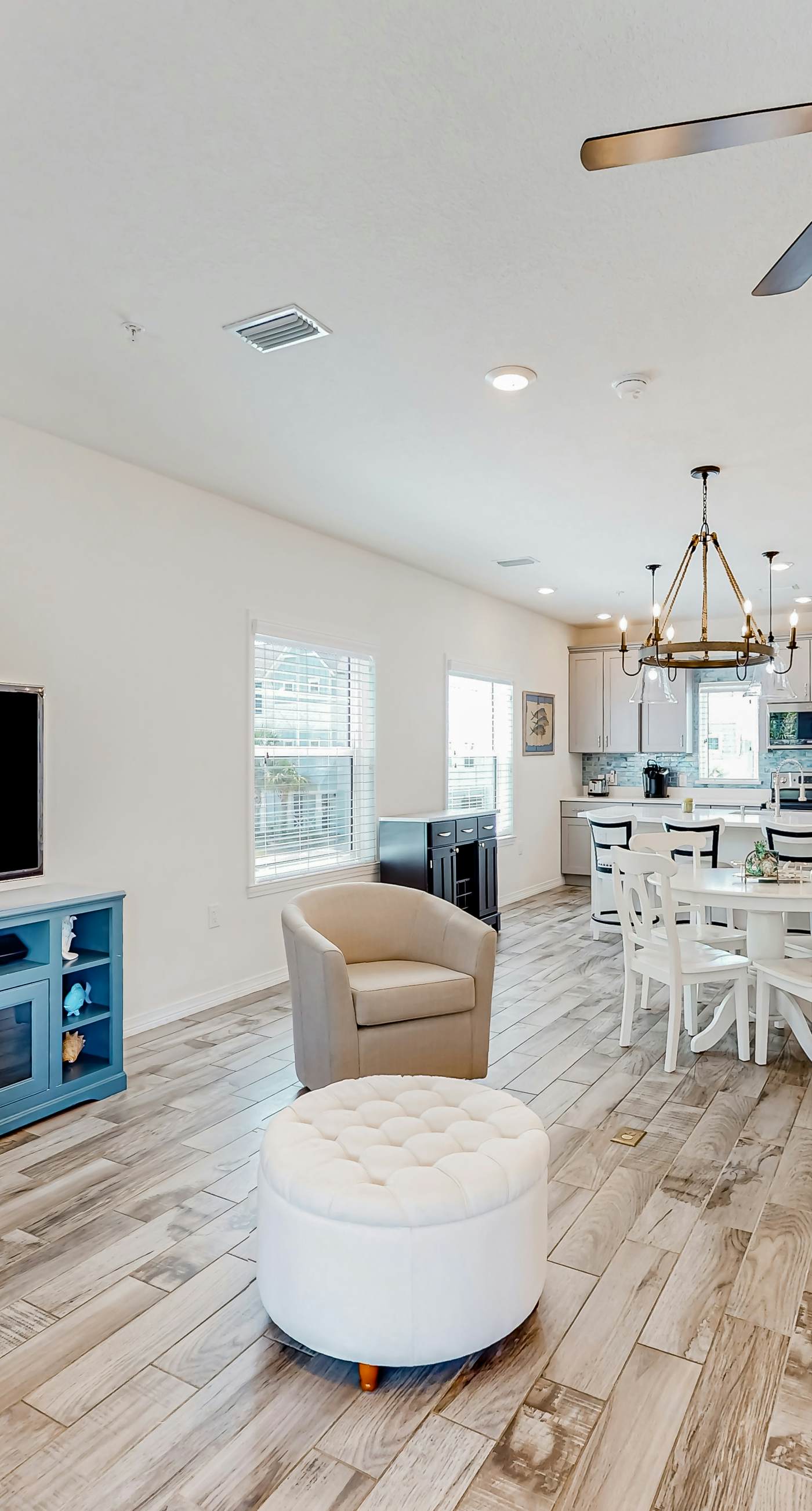 Dog-friendly townhouse with private beach, hot tub, pool, tennis, golf, gym, AC