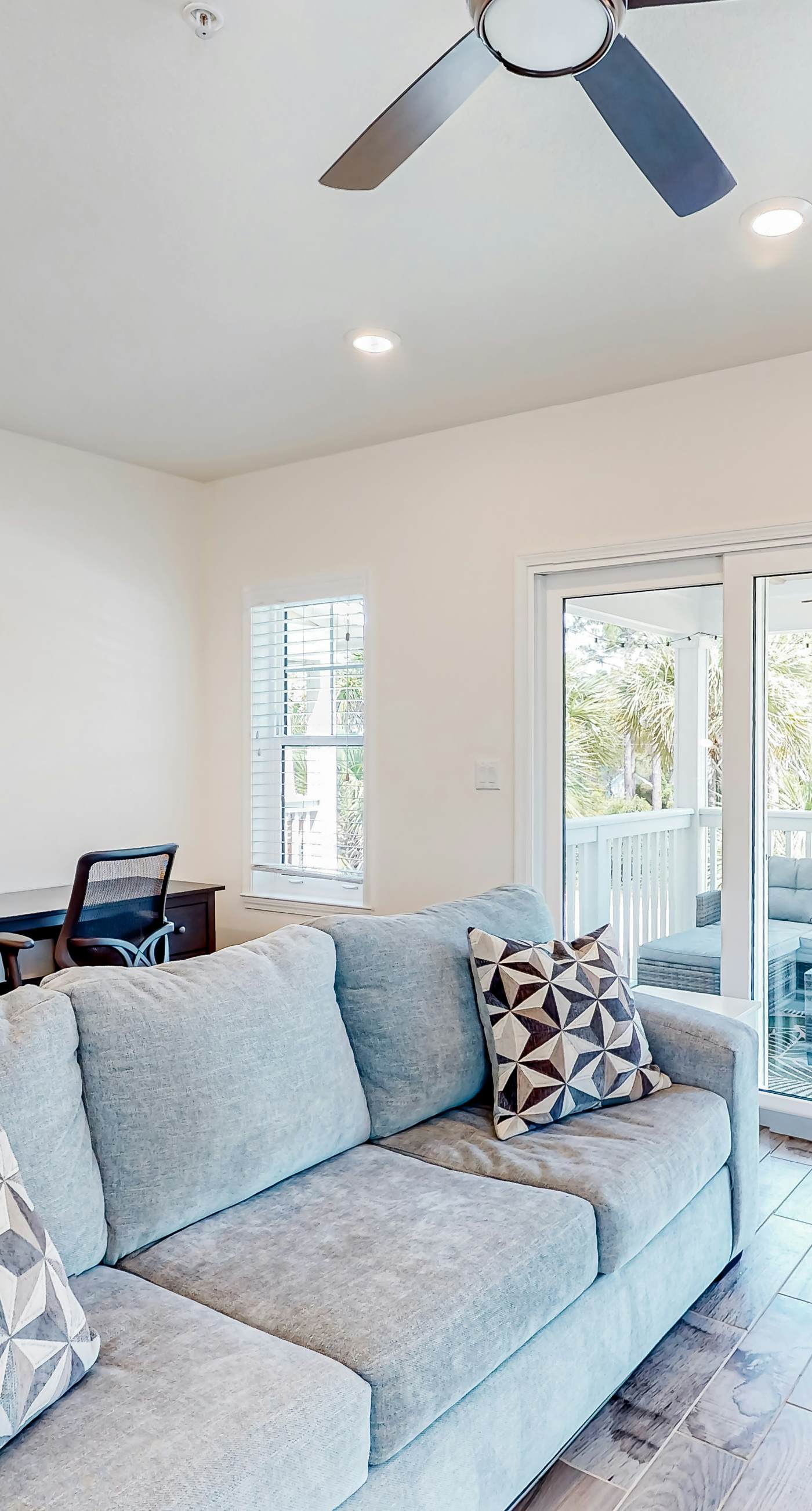 Dog-friendly townhouse with private beach, hot tub, pool, tennis, golf, gym, AC