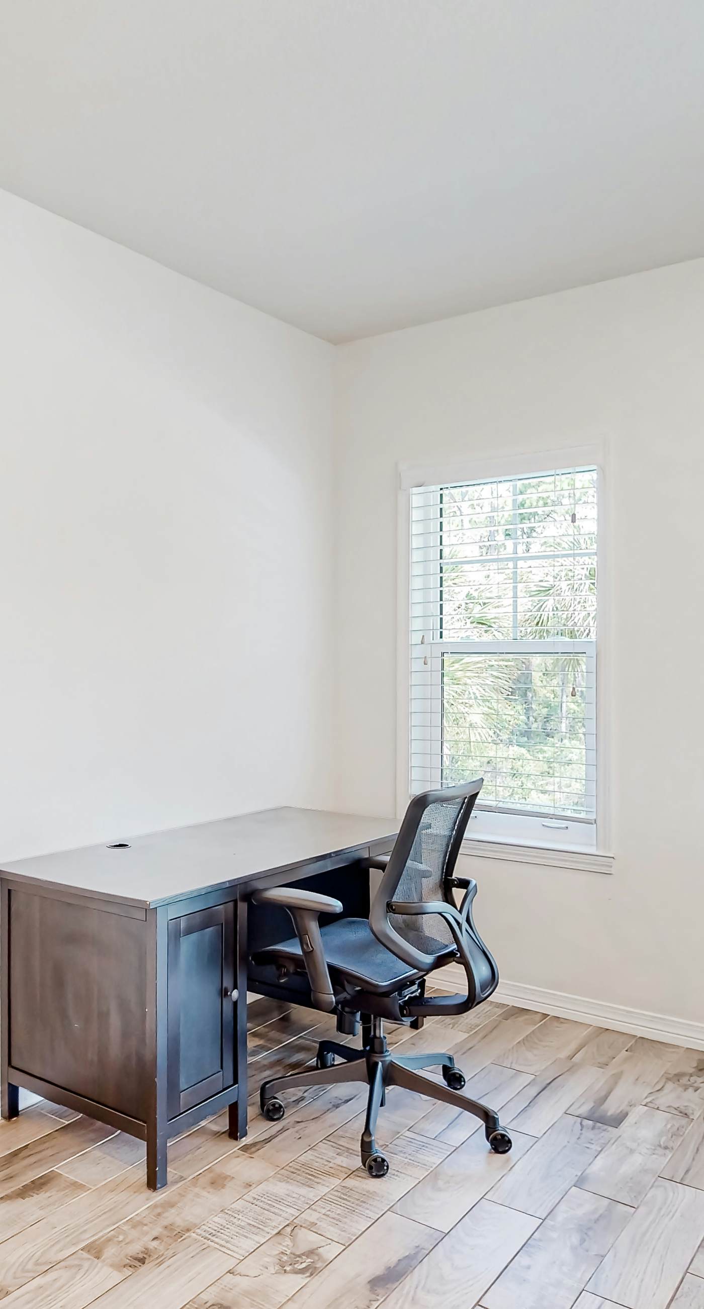 Dog-friendly townhouse with private beach, hot tub, pool, tennis, golf, gym, AC