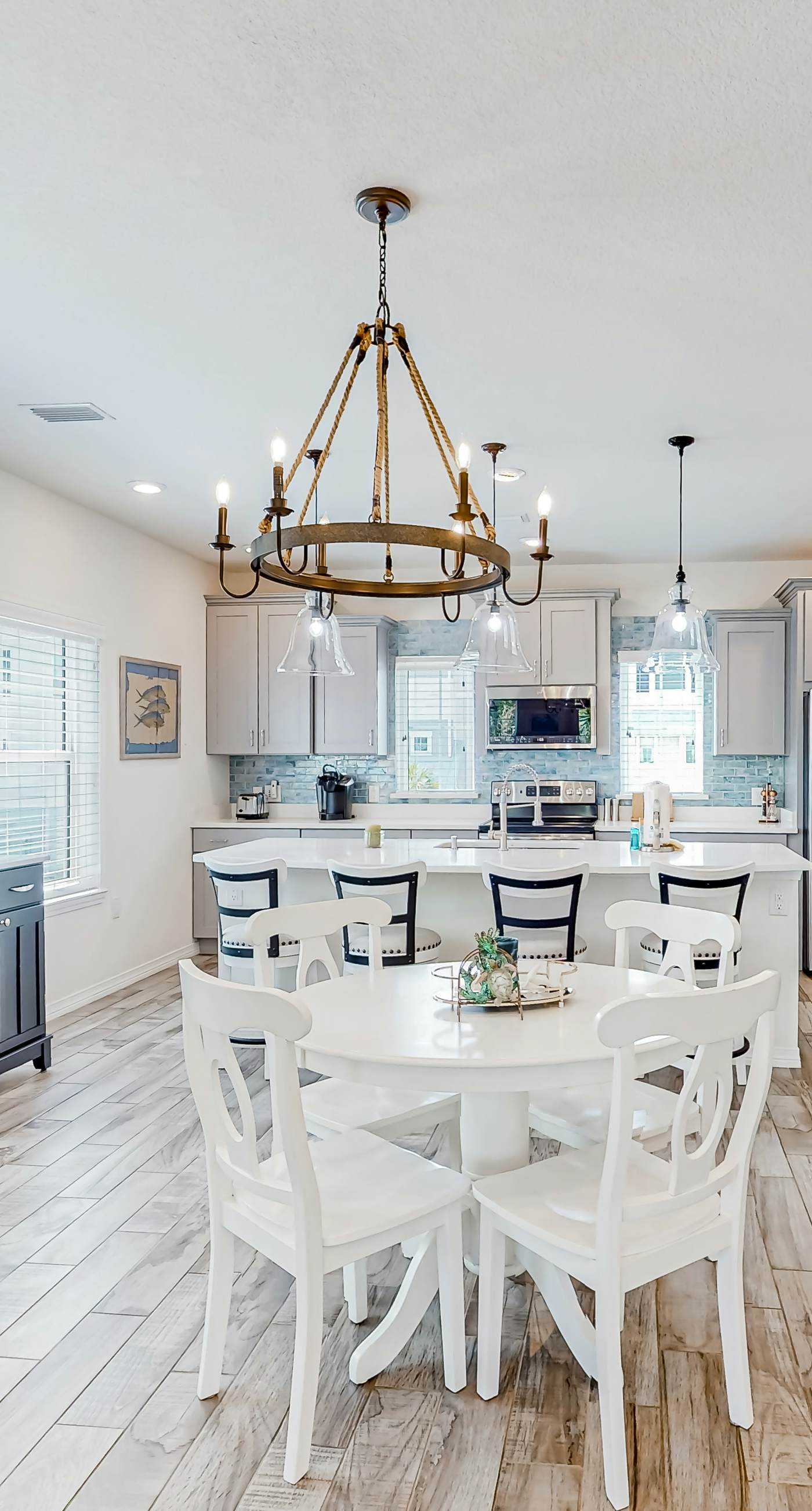 Dog-friendly townhouse with private beach, hot tub, pool, tennis, golf, gym, AC