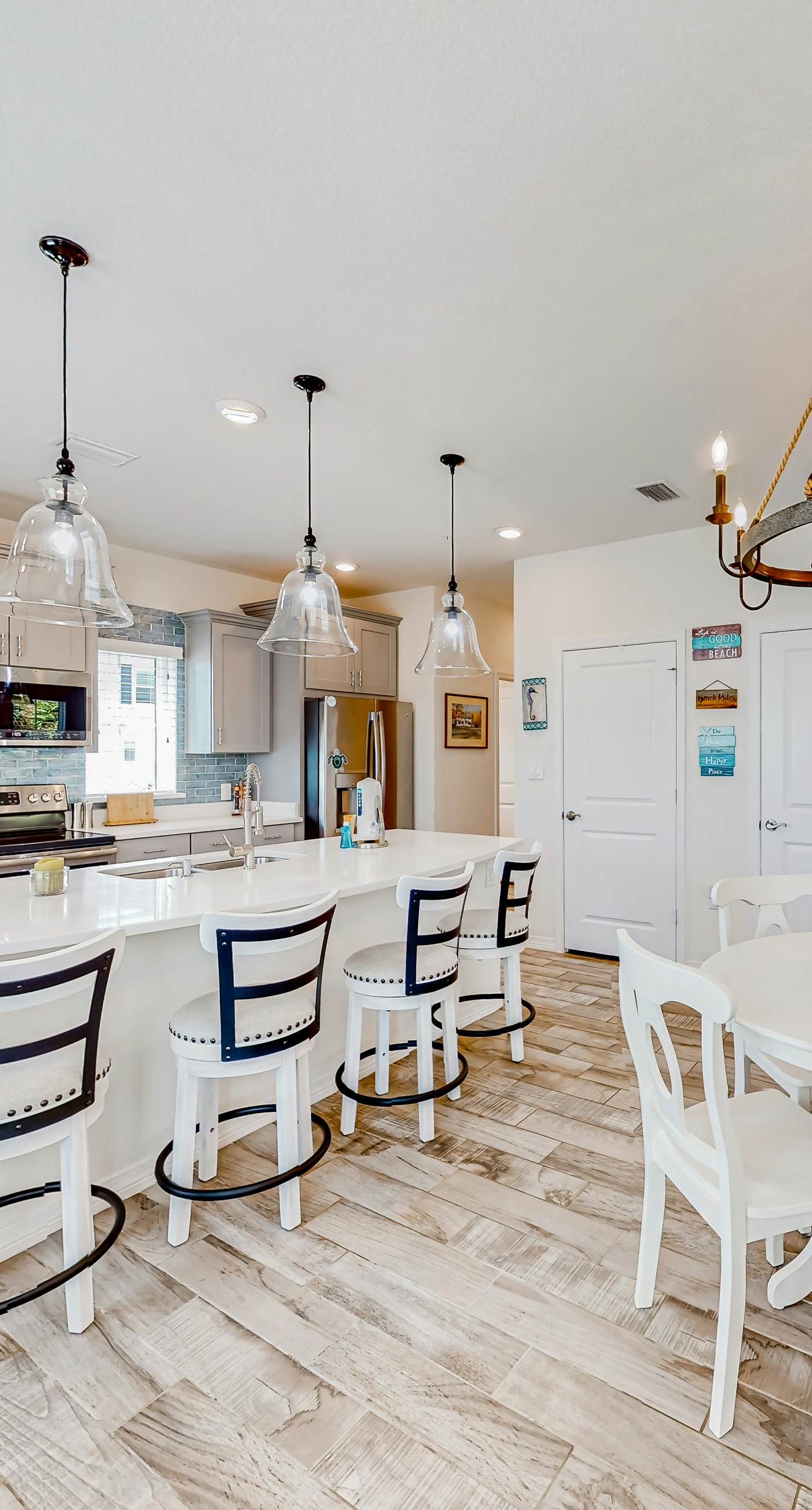 Dog-friendly townhouse with private beach, hot tub, pool, tennis, golf, gym, AC