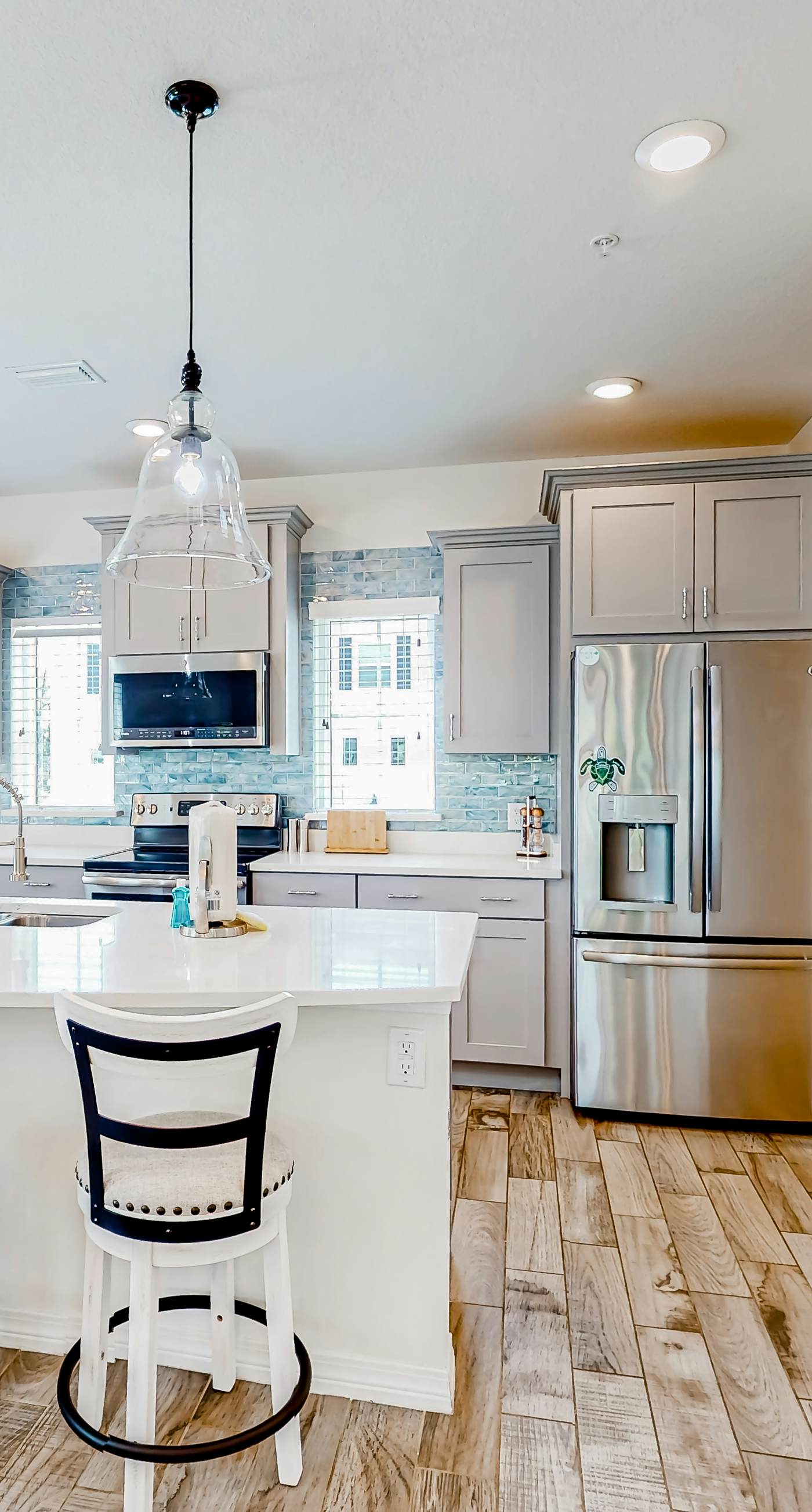 Dog-friendly townhouse with private beach, hot tub, pool, tennis, golf, gym, AC