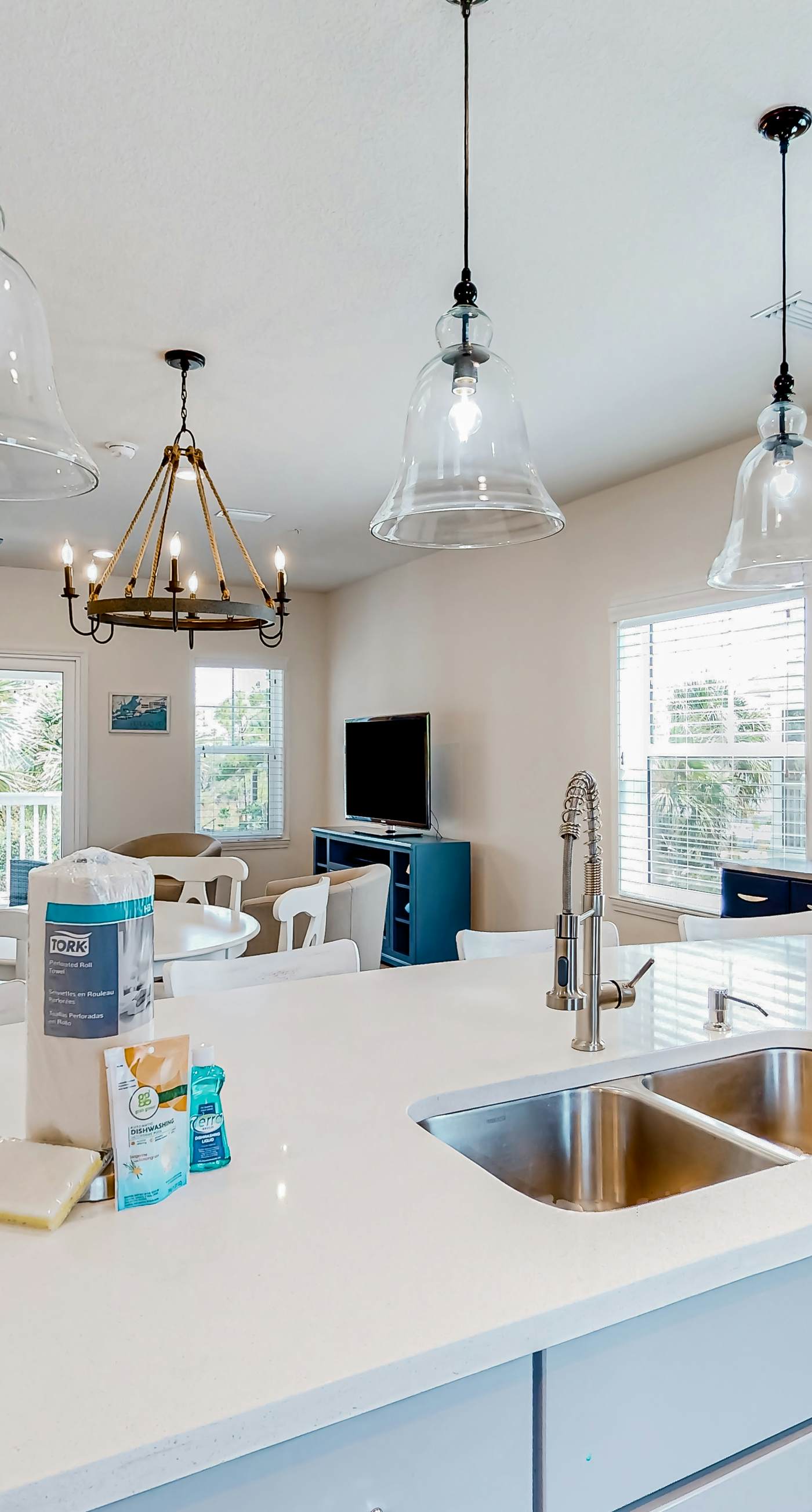 Dog-friendly townhouse with private beach, hot tub, pool, tennis, golf, gym, AC