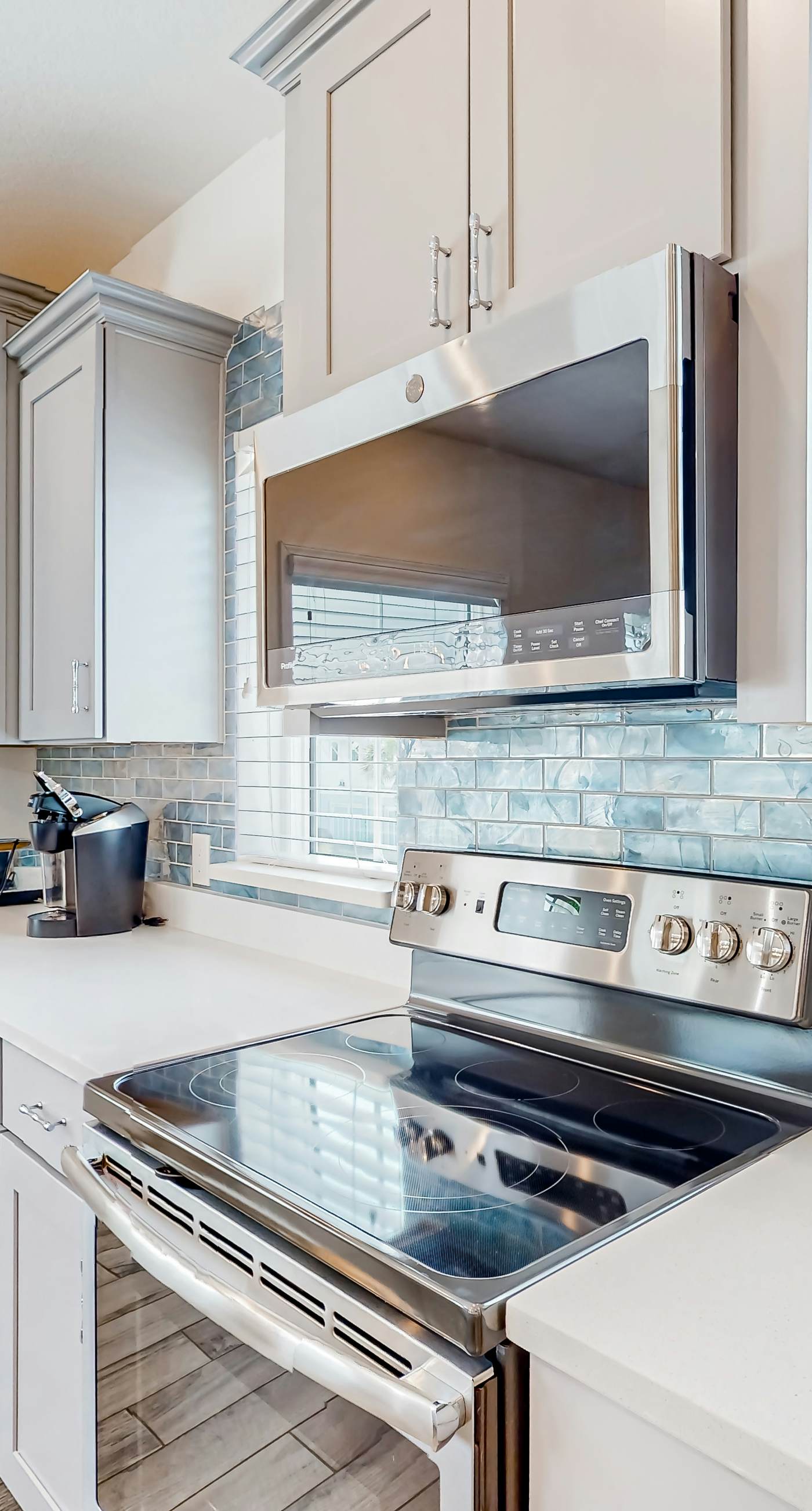 Dog-friendly townhouse with private beach, hot tub, pool, tennis, golf, gym, AC