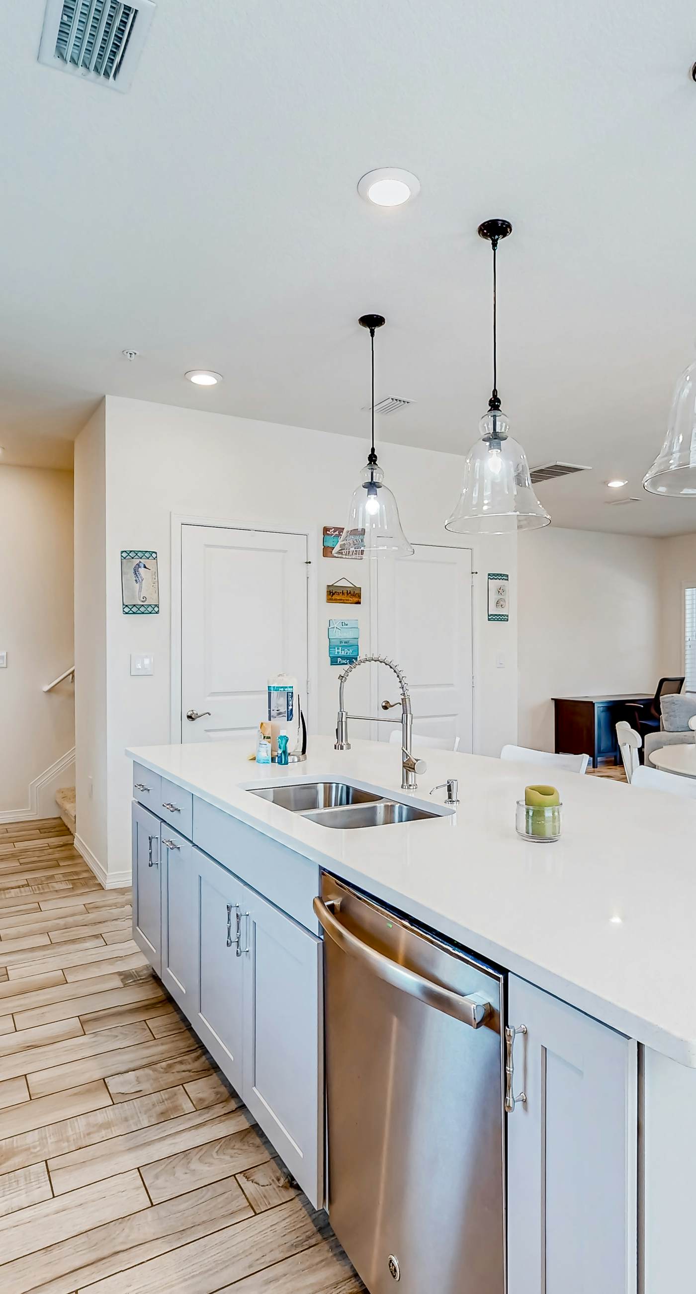 Dog-friendly townhouse with private beach, hot tub, pool, tennis, golf, gym, AC