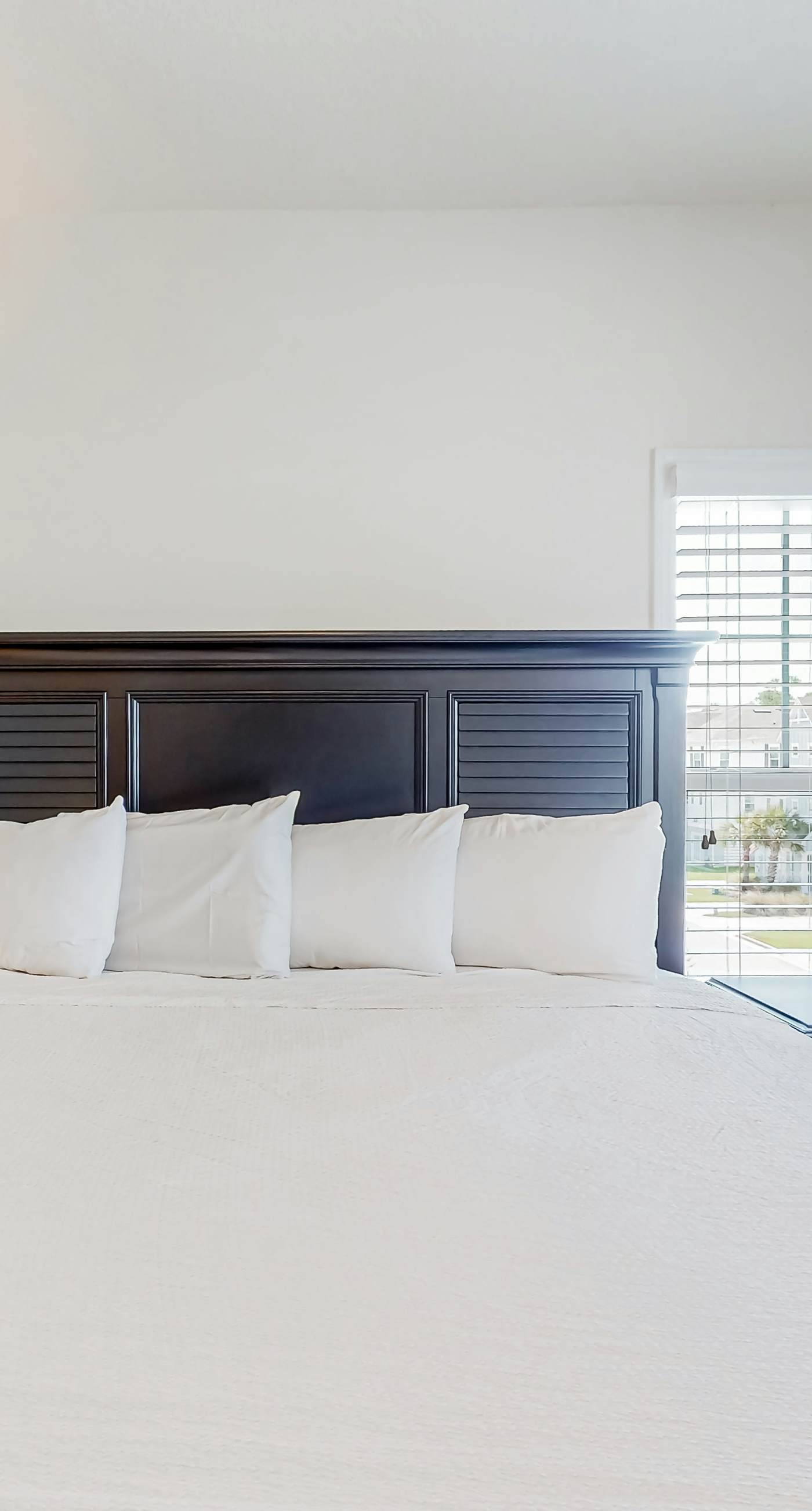 Dog-friendly townhouse with private beach, hot tub, pool, tennis, golf, gym, AC