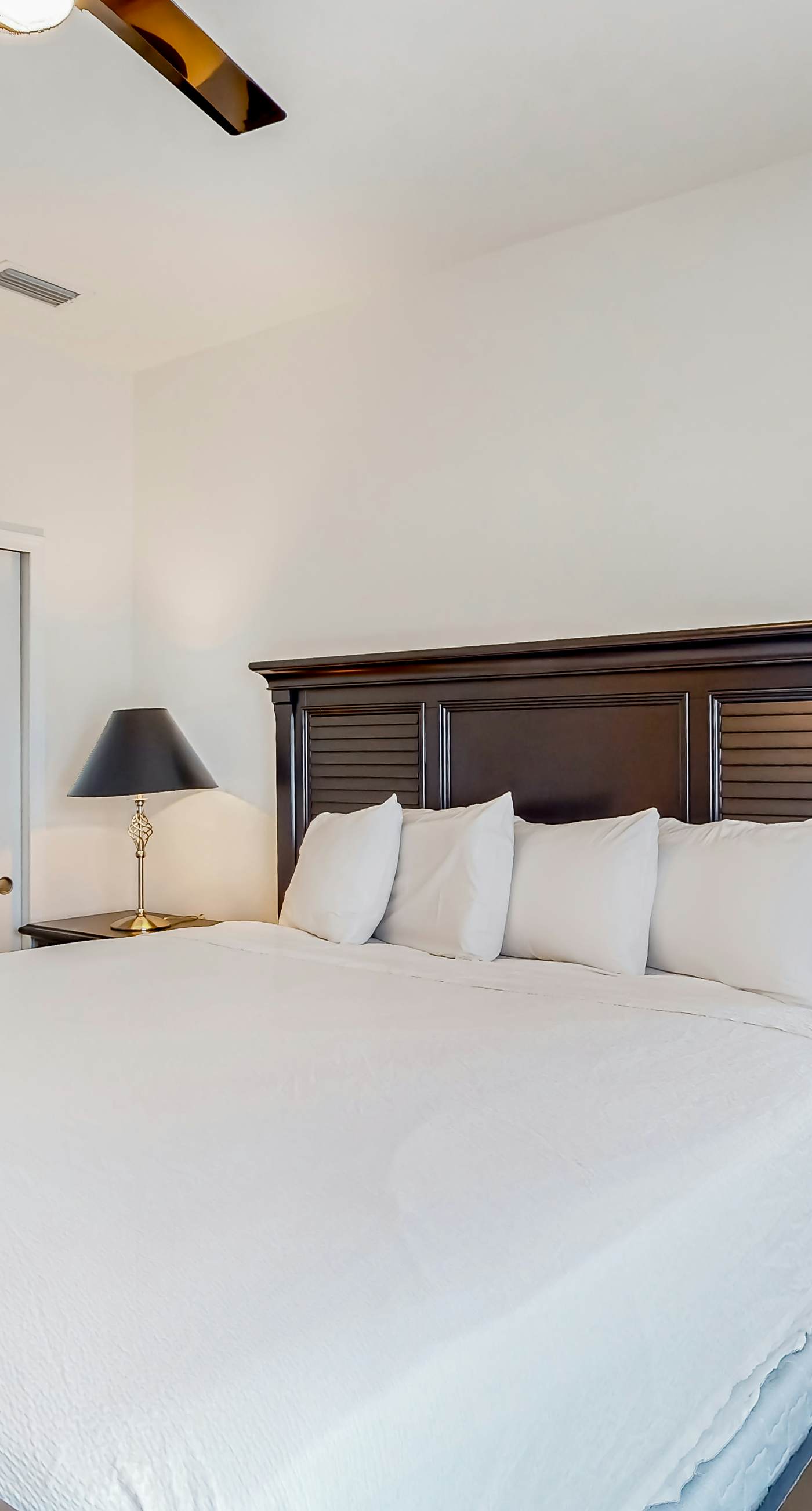 Dog-friendly townhouse with private beach, hot tub, pool, tennis, golf, gym, AC