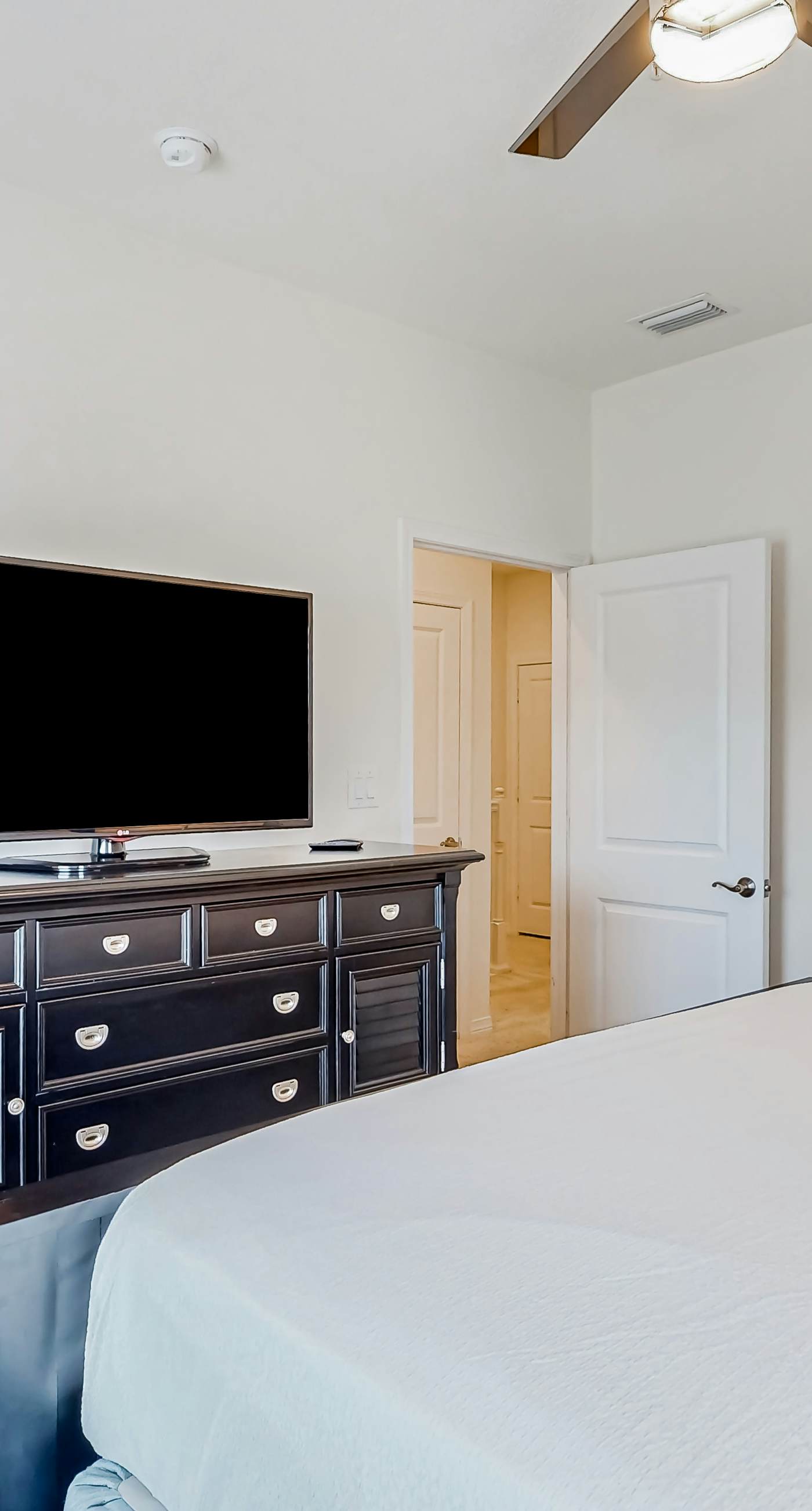 Dog-friendly townhouse with private beach, hot tub, pool, tennis, golf, gym, AC