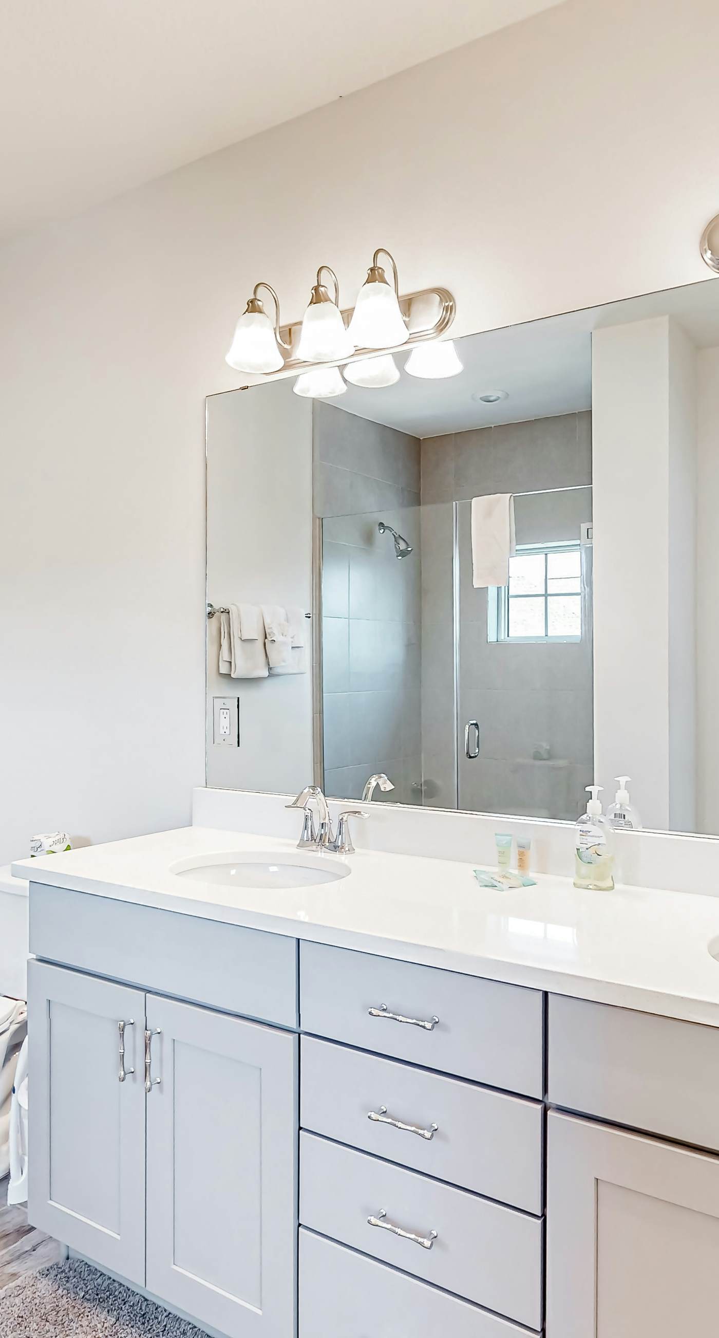 Dog-friendly townhouse with private beach, hot tub, pool, tennis, golf, gym, AC