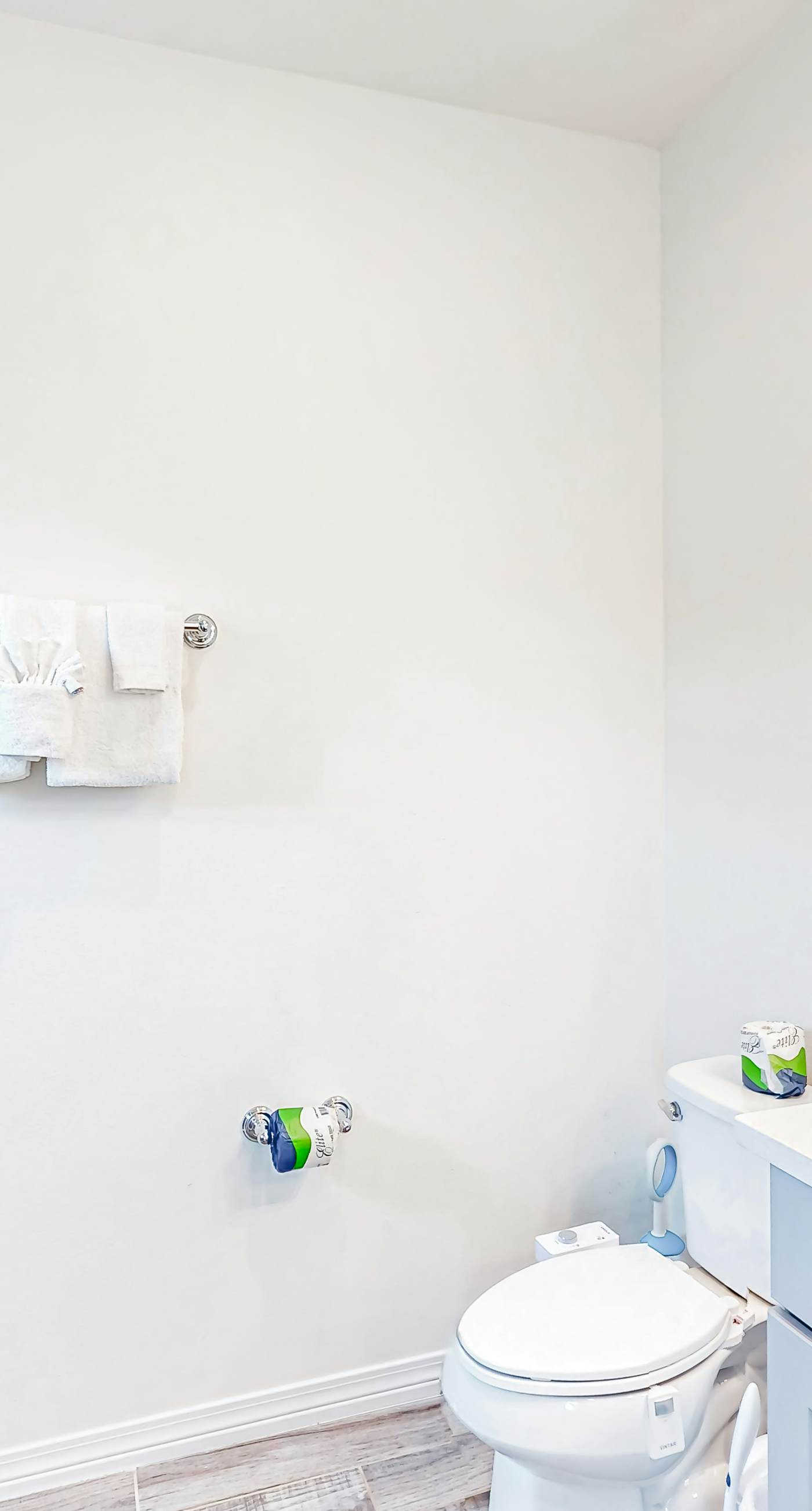 Dog-friendly townhouse with private beach, hot tub, pool, tennis, golf, gym, AC