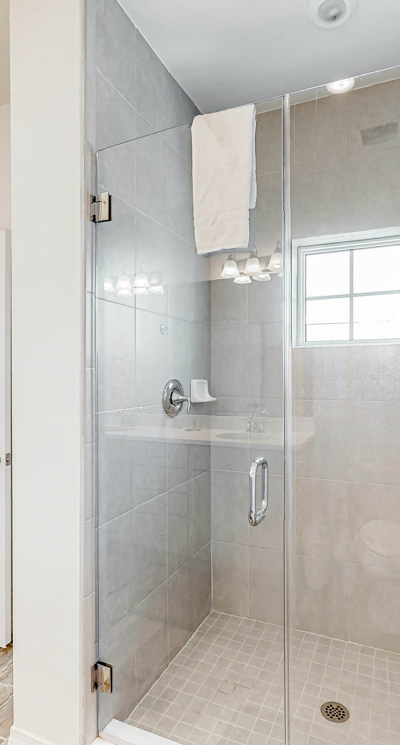 Dog-friendly townhouse with private beach, hot tub, pool, tennis, golf, gym, AC