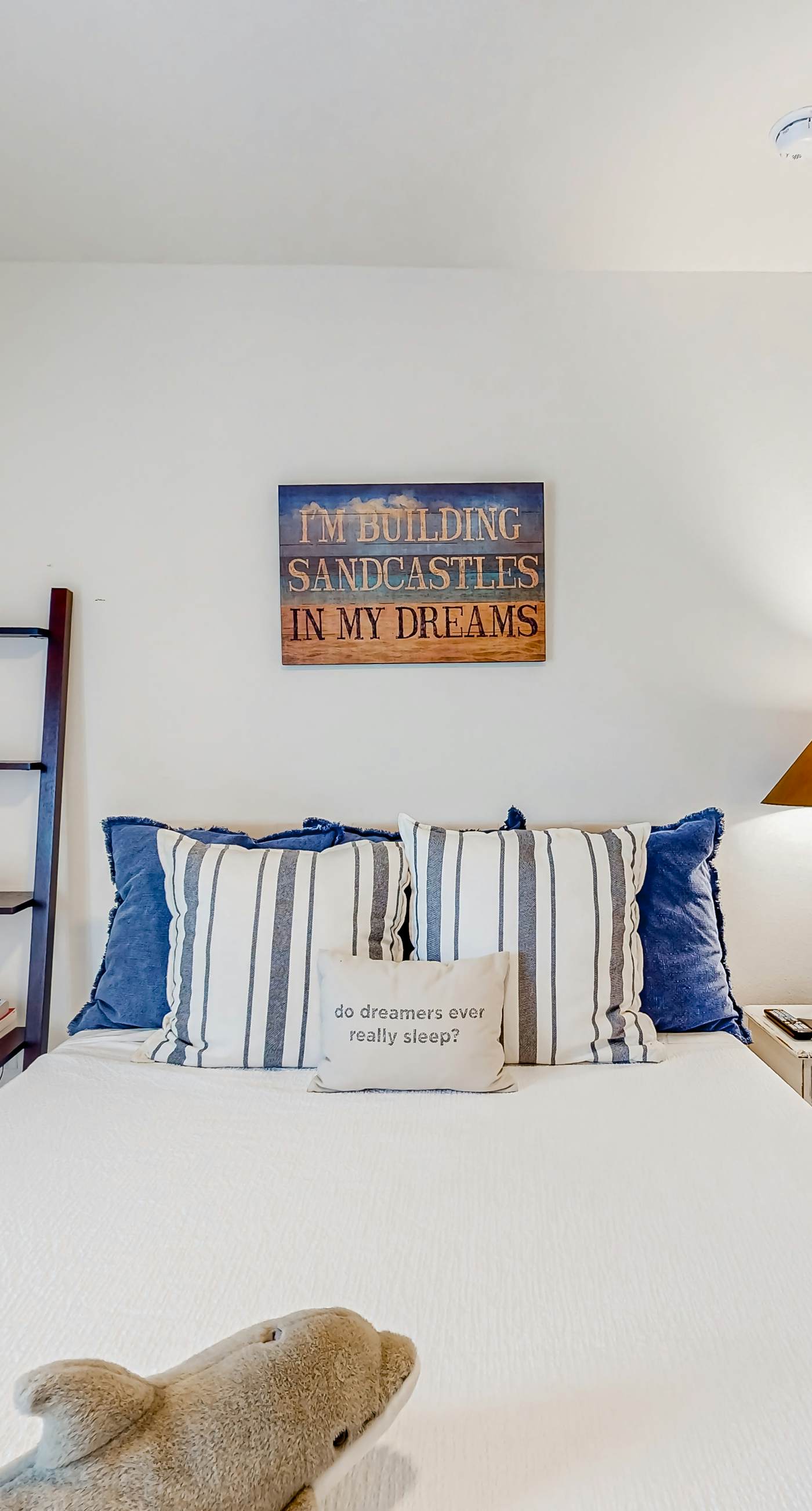 Dog-friendly townhouse with private beach, hot tub, pool, tennis, golf, gym, AC