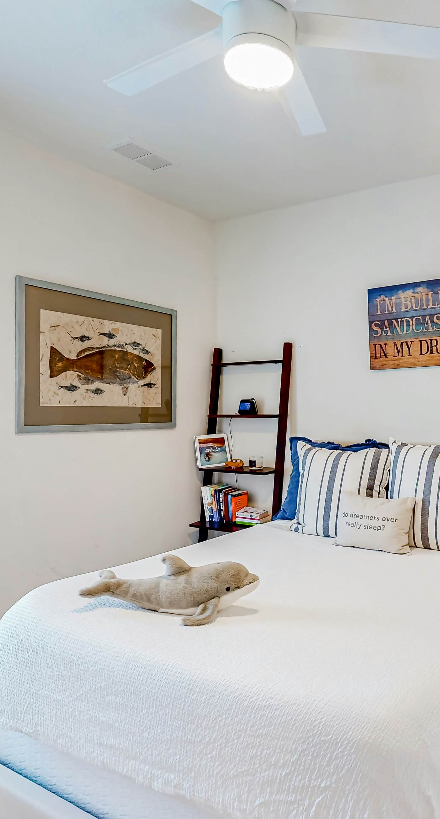 Dog-friendly townhouse with private beach, hot tub, pool, tennis, golf, gym, AC