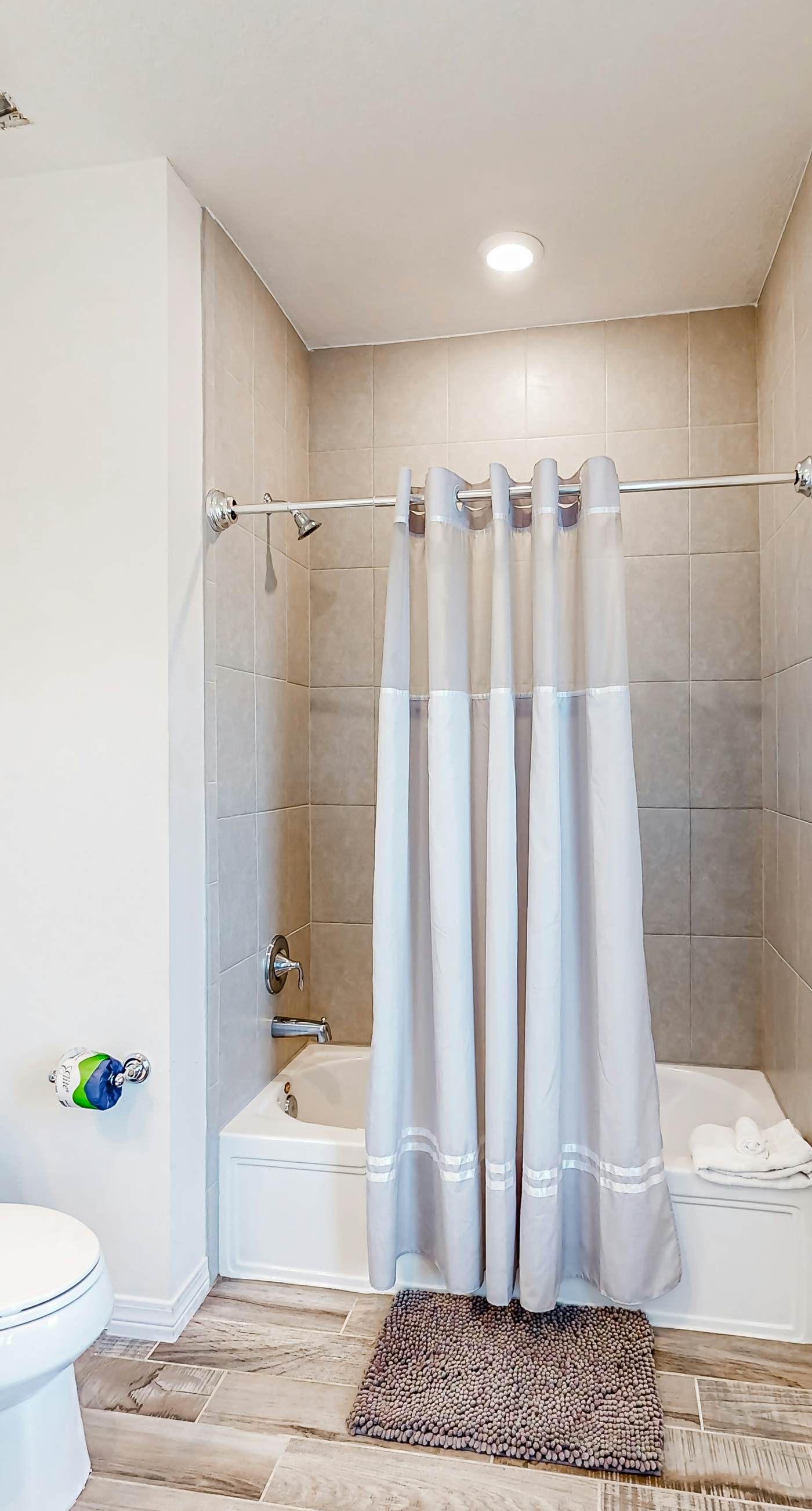 Dog-friendly townhouse with private beach, hot tub, pool, tennis, golf, gym, AC