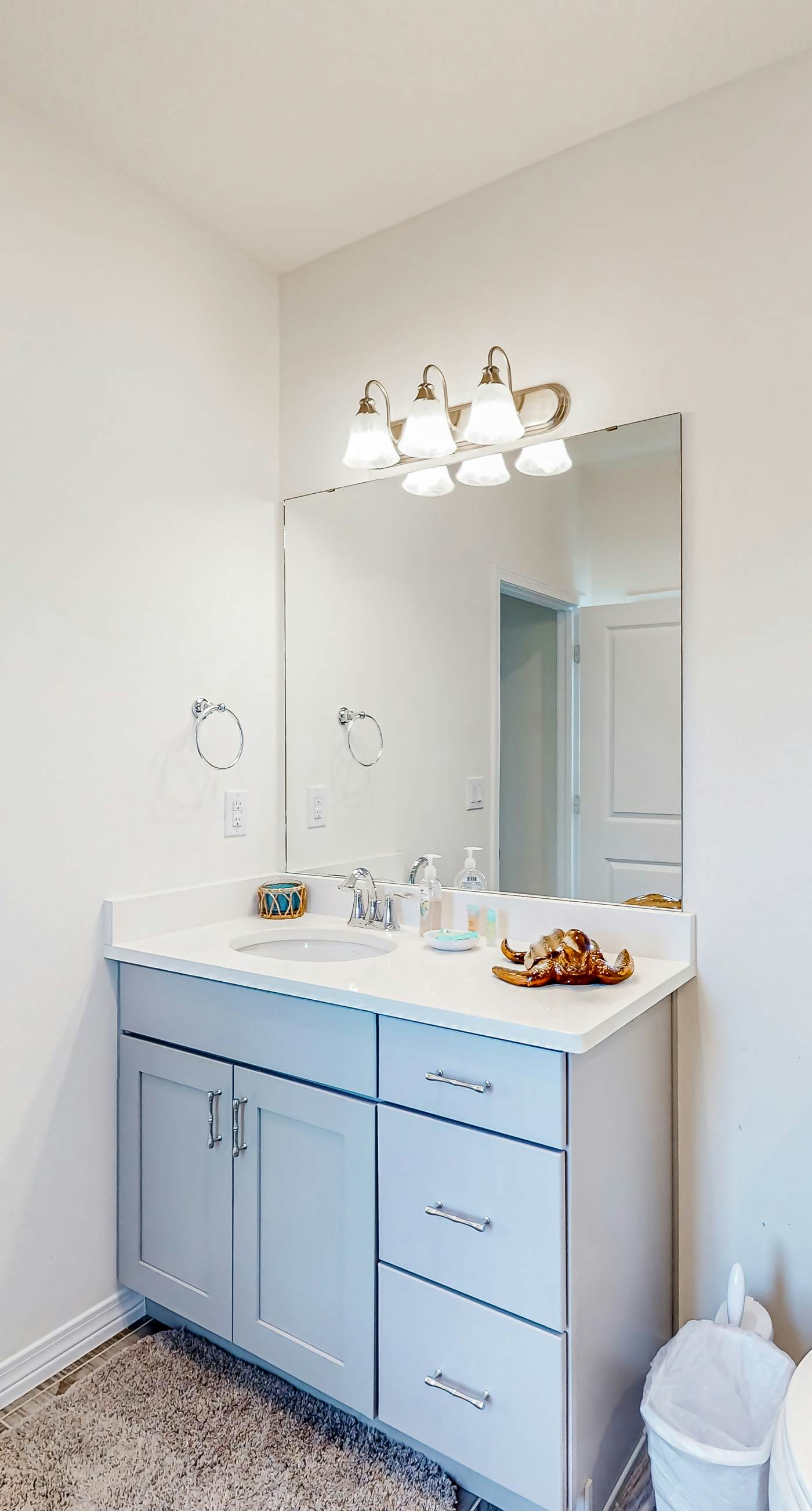 Dog-friendly townhouse with private beach, hot tub, pool, tennis, golf, gym, AC