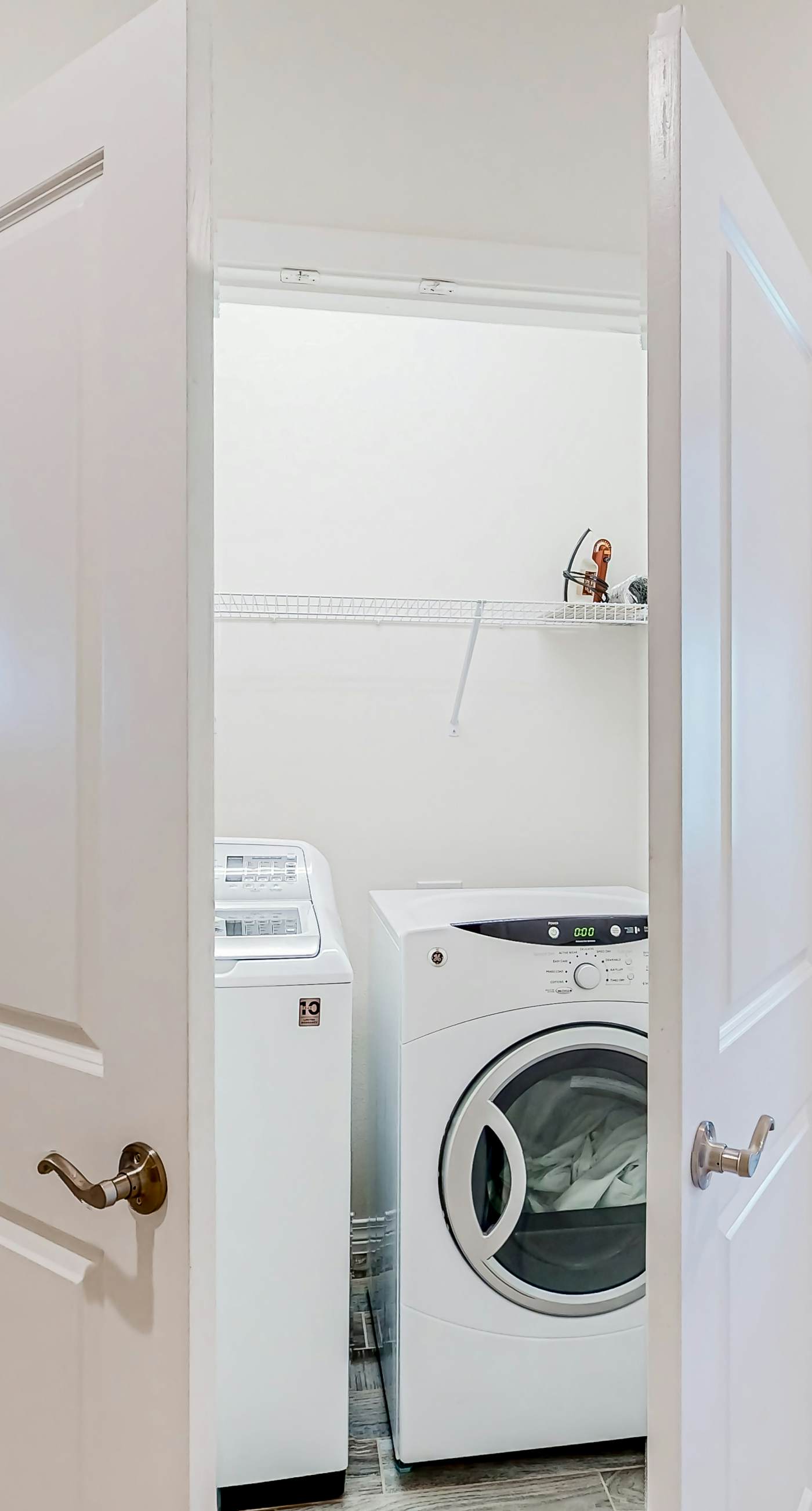 Dog-friendly townhouse with private beach, hot tub, pool, tennis, golf, gym, AC