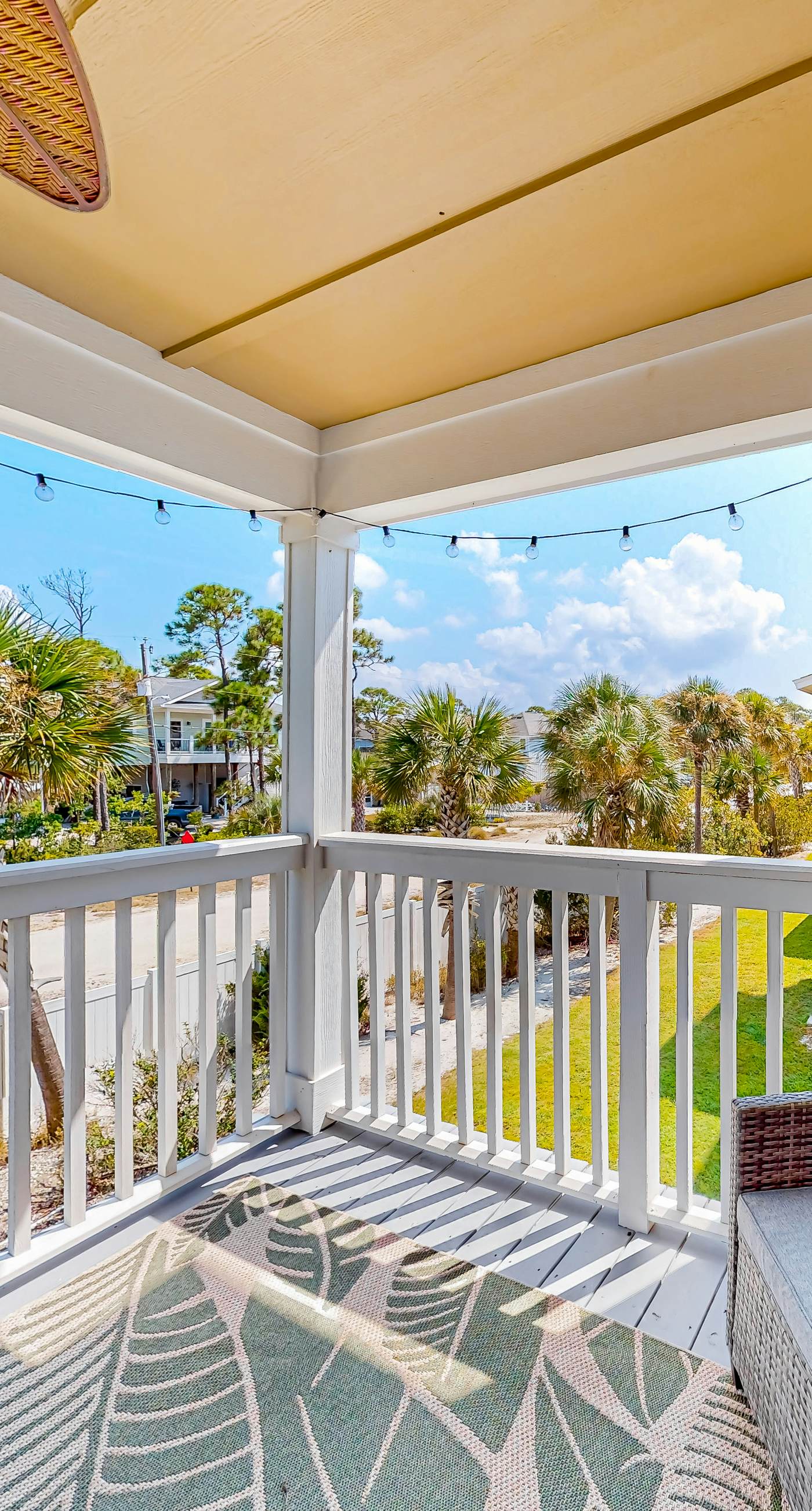 Dog-friendly townhouse with private beach, hot tub, pool, tennis, golf, gym, AC