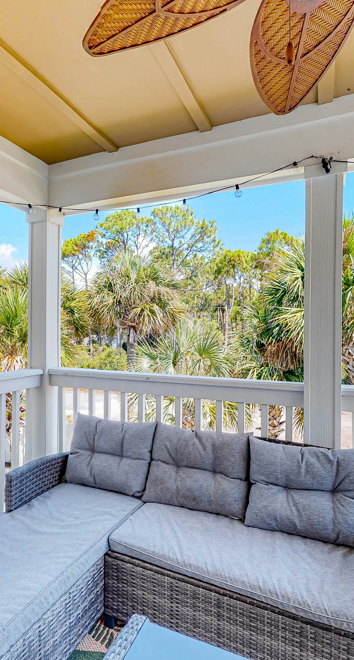 Dog-friendly townhouse with private beach, hot tub, pool, tennis, golf, gym, AC