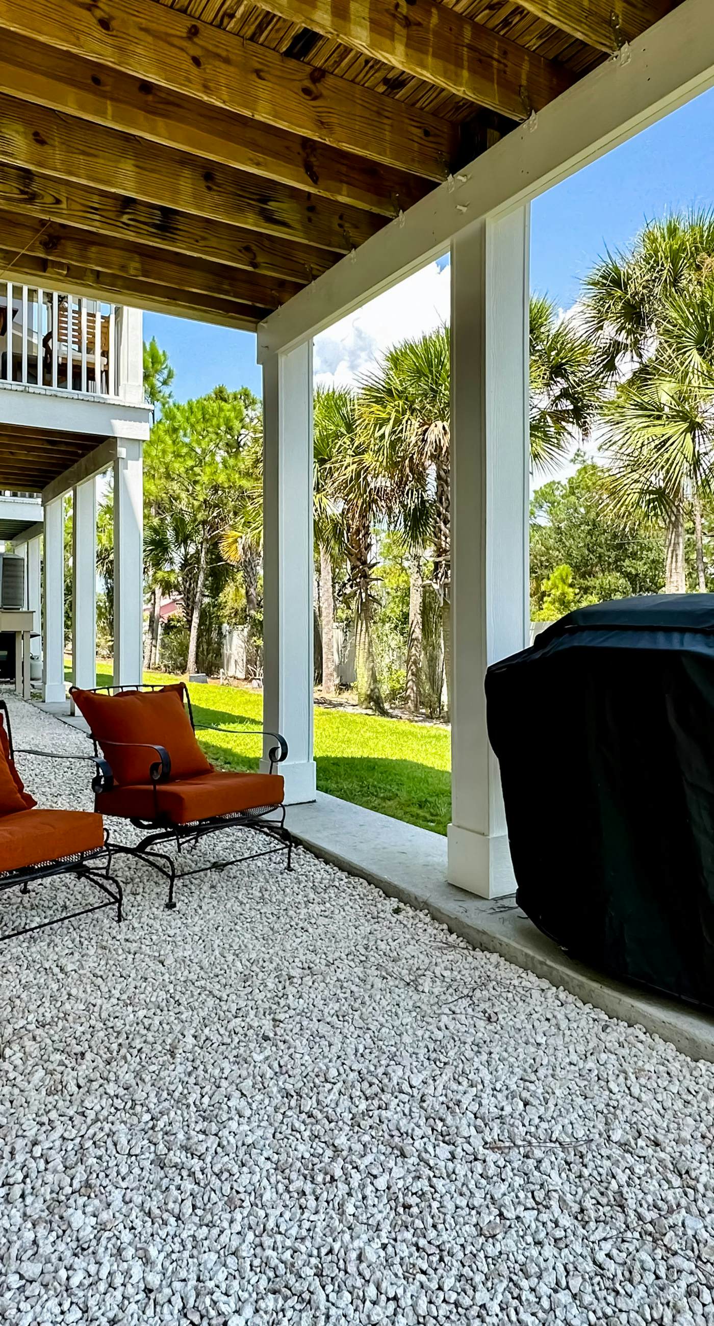 Dog-friendly townhouse with private beach, hot tub, pool, tennis, golf, gym, AC
