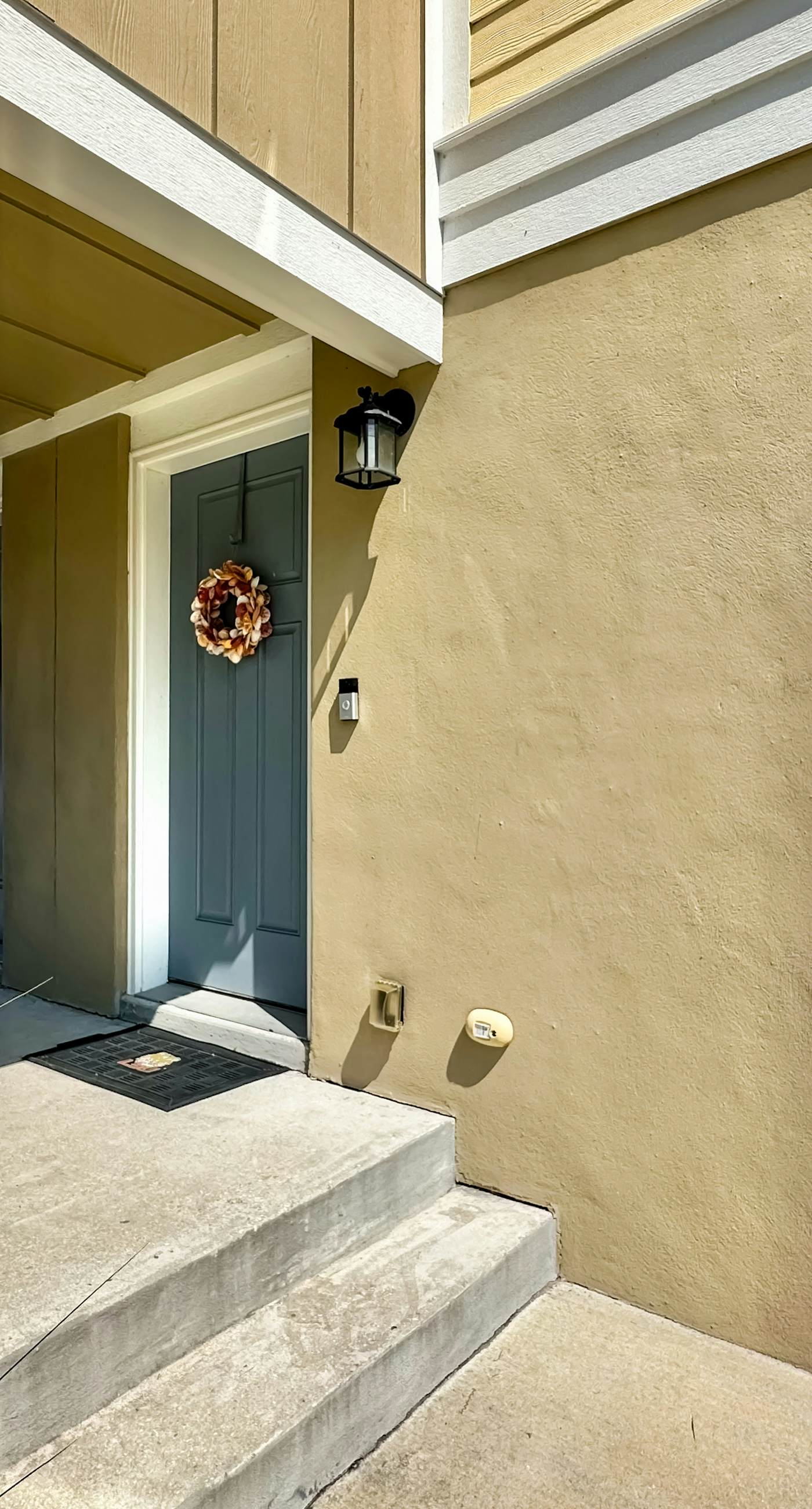 Dog-friendly townhouse with private beach, hot tub, pool, tennis, golf, gym, AC