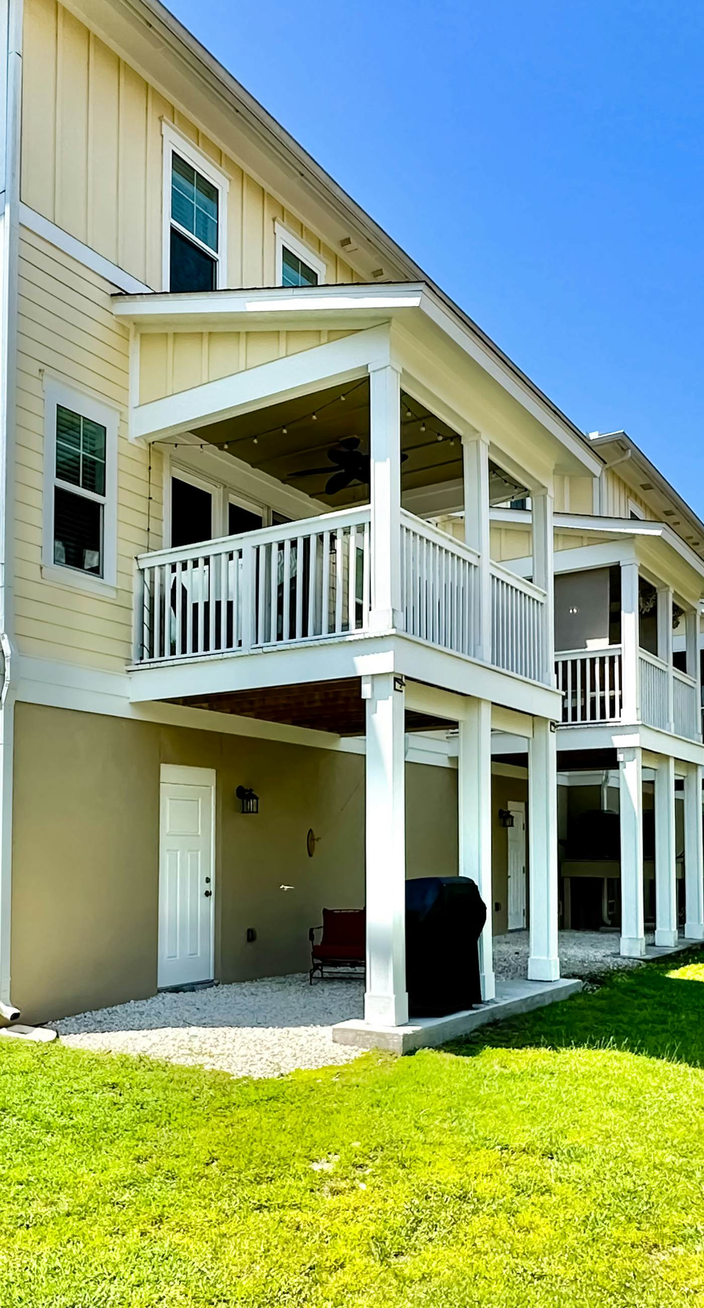 Dog-friendly townhouse with private beach, hot tub, pool, tennis, golf, gym, AC