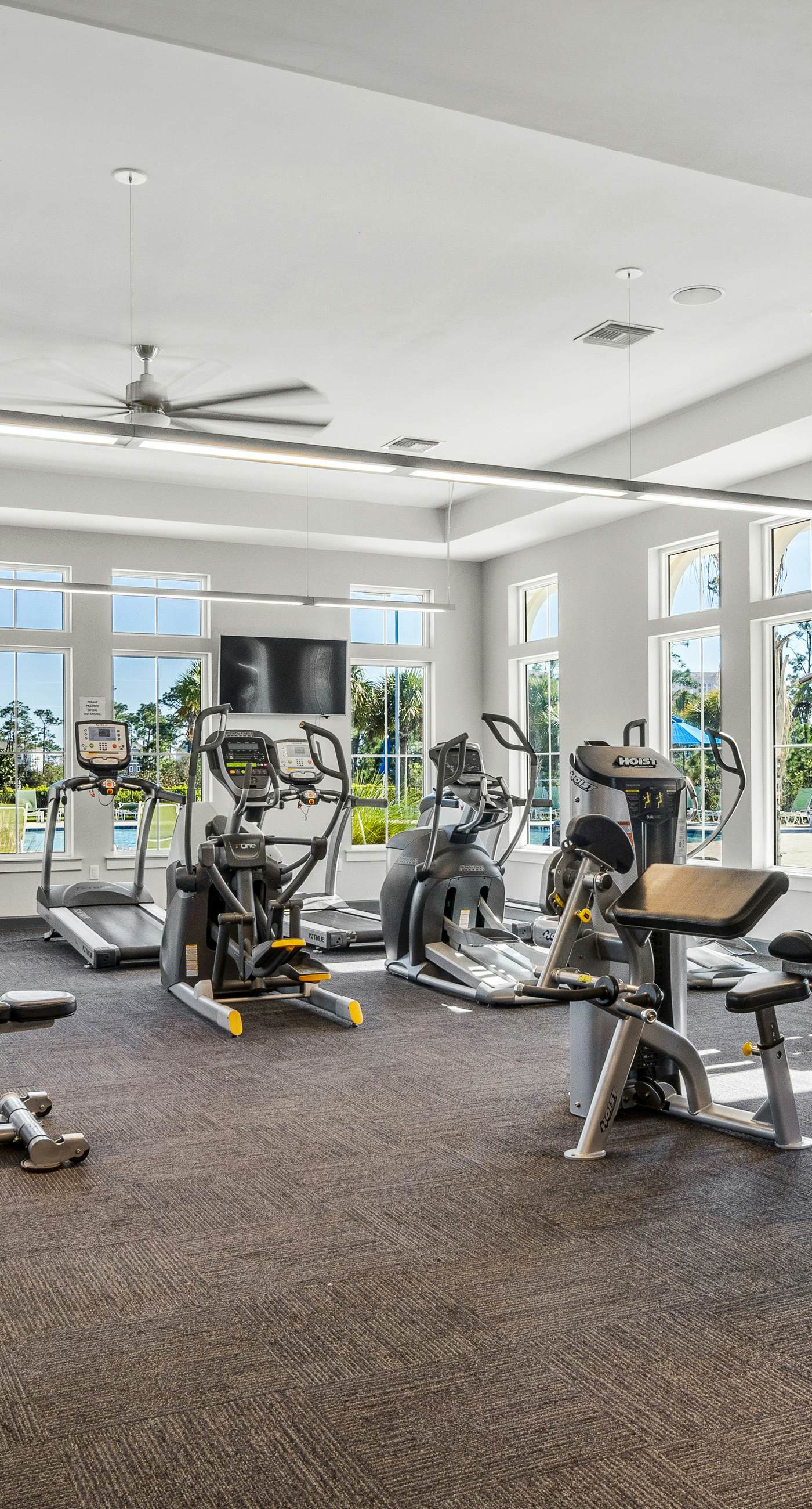 Dog-friendly townhouse with private beach, hot tub, pool, tennis, golf, gym, AC