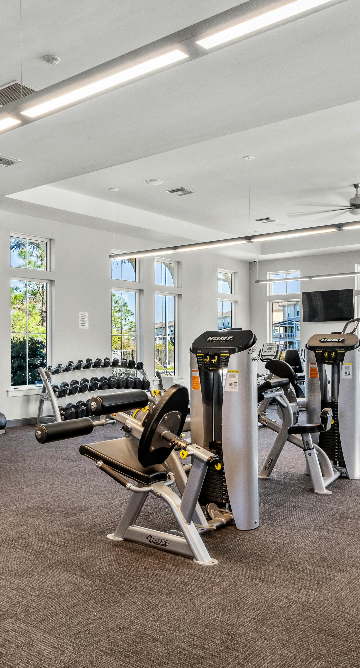 Dog-friendly townhouse with private beach, hot tub, pool, tennis, golf, gym, AC